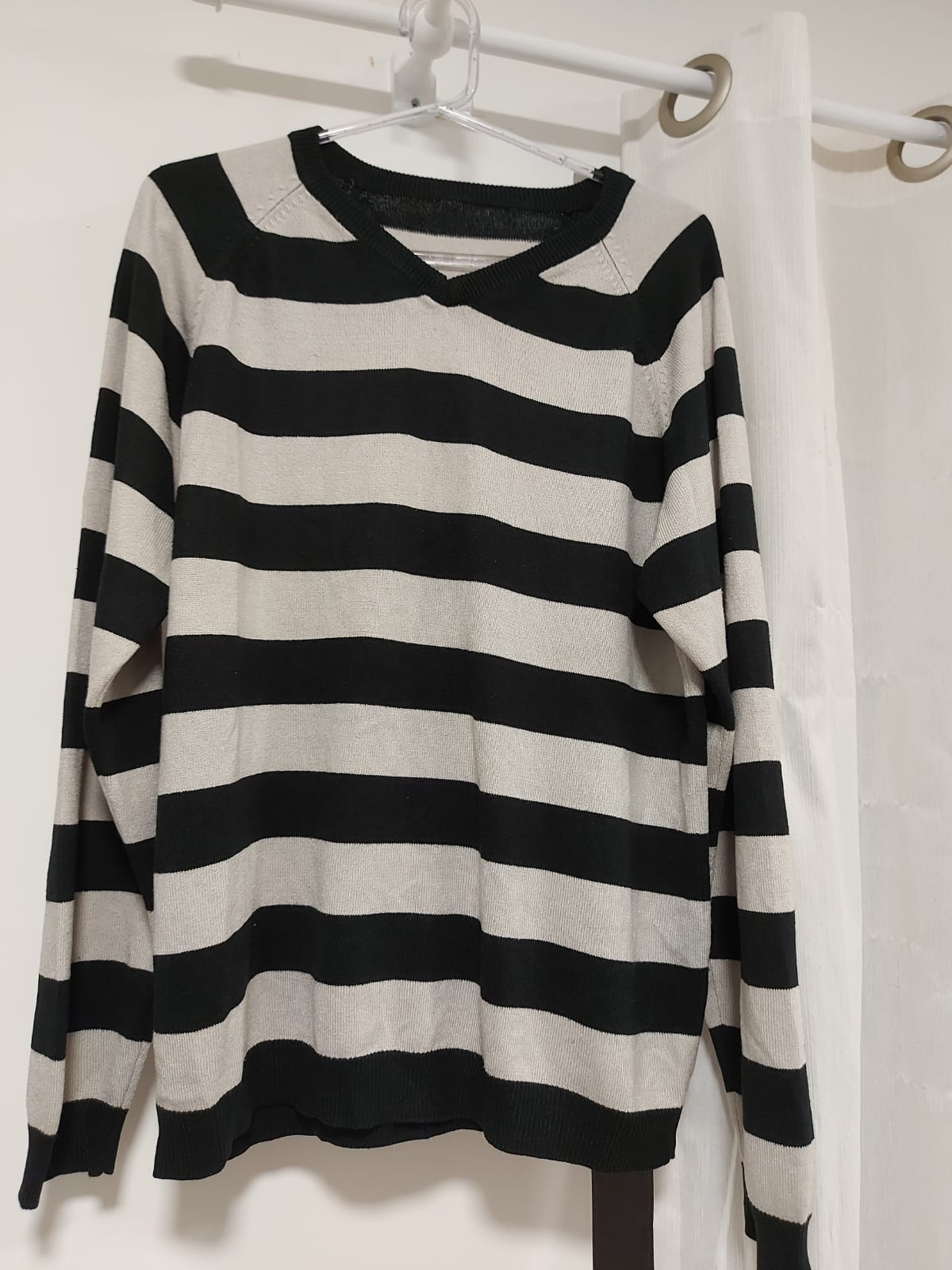 Suéter feminino listrado lindo, nas cores black e cinza, atemporal, super em alta! Tamanho G