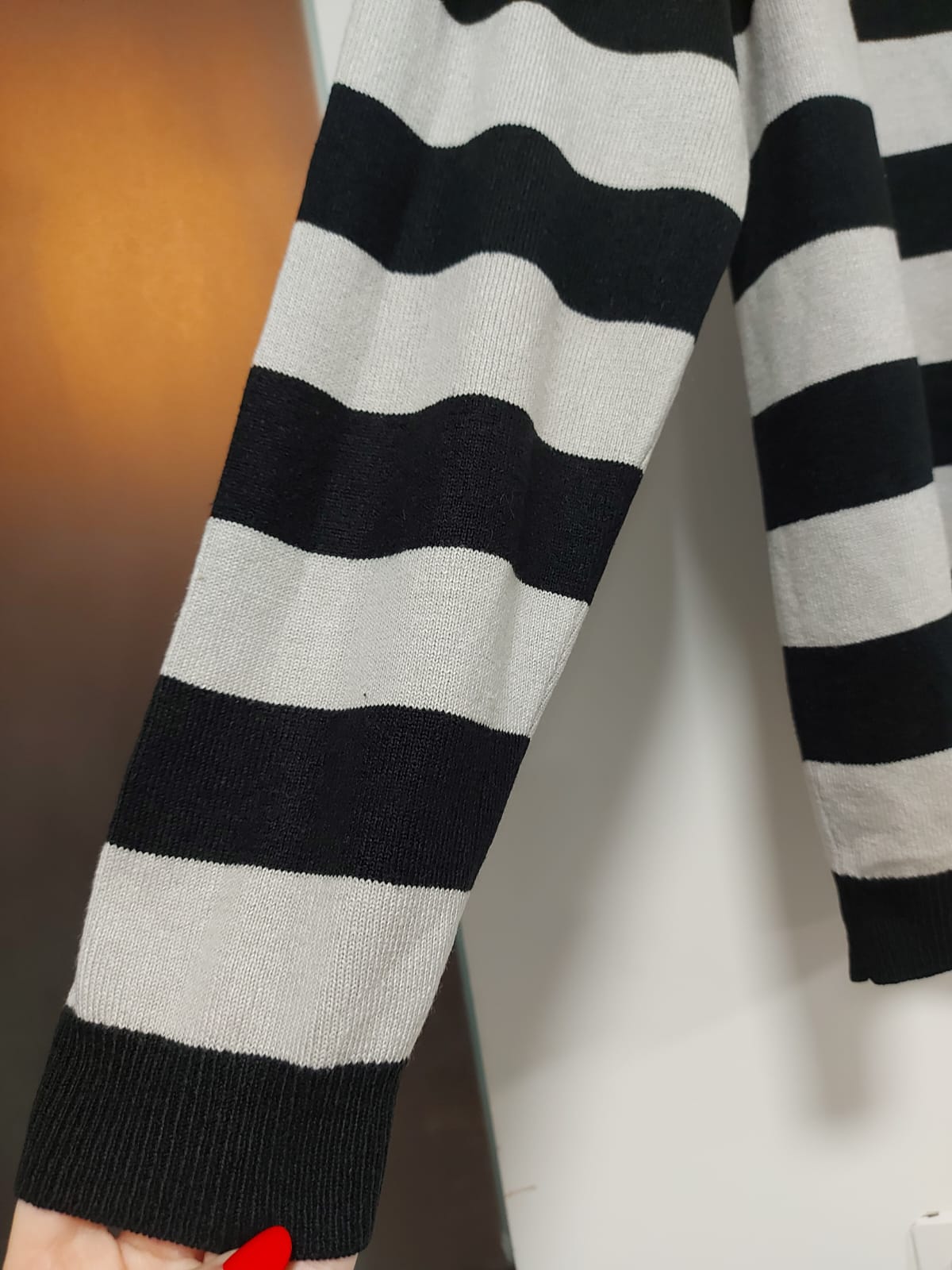 Suéter feminino listrado lindo, nas cores black e cinza, atemporal, super em alta! Tamanho G