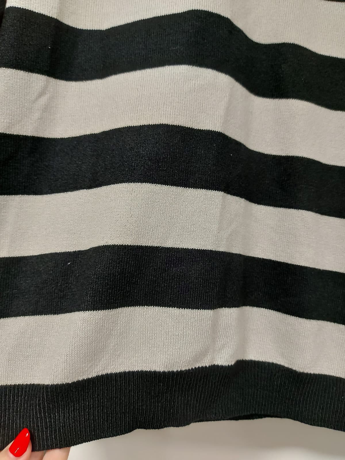 Suéter feminino listrado lindo, nas cores black e cinza, atemporal, super em alta! Tamanho G