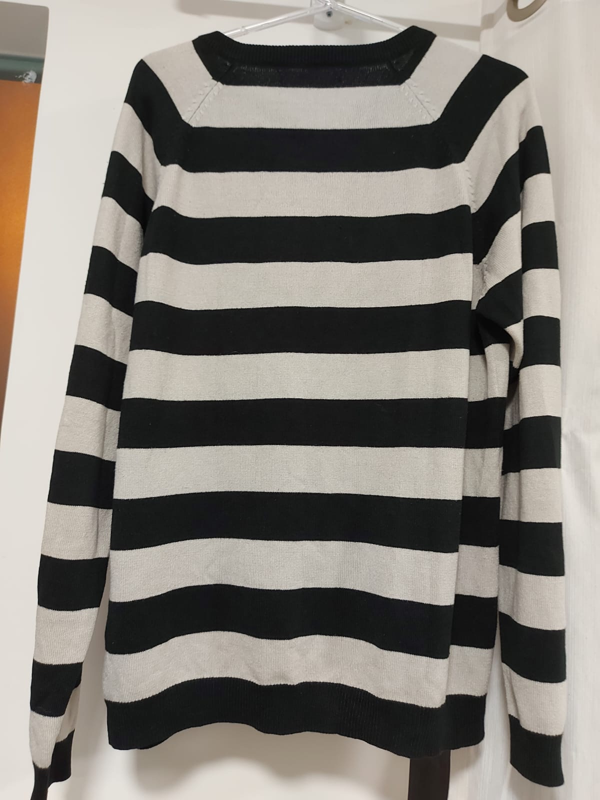Suéter feminino listrado lindo, nas cores black e cinza, atemporal, super em alta! Tamanho G