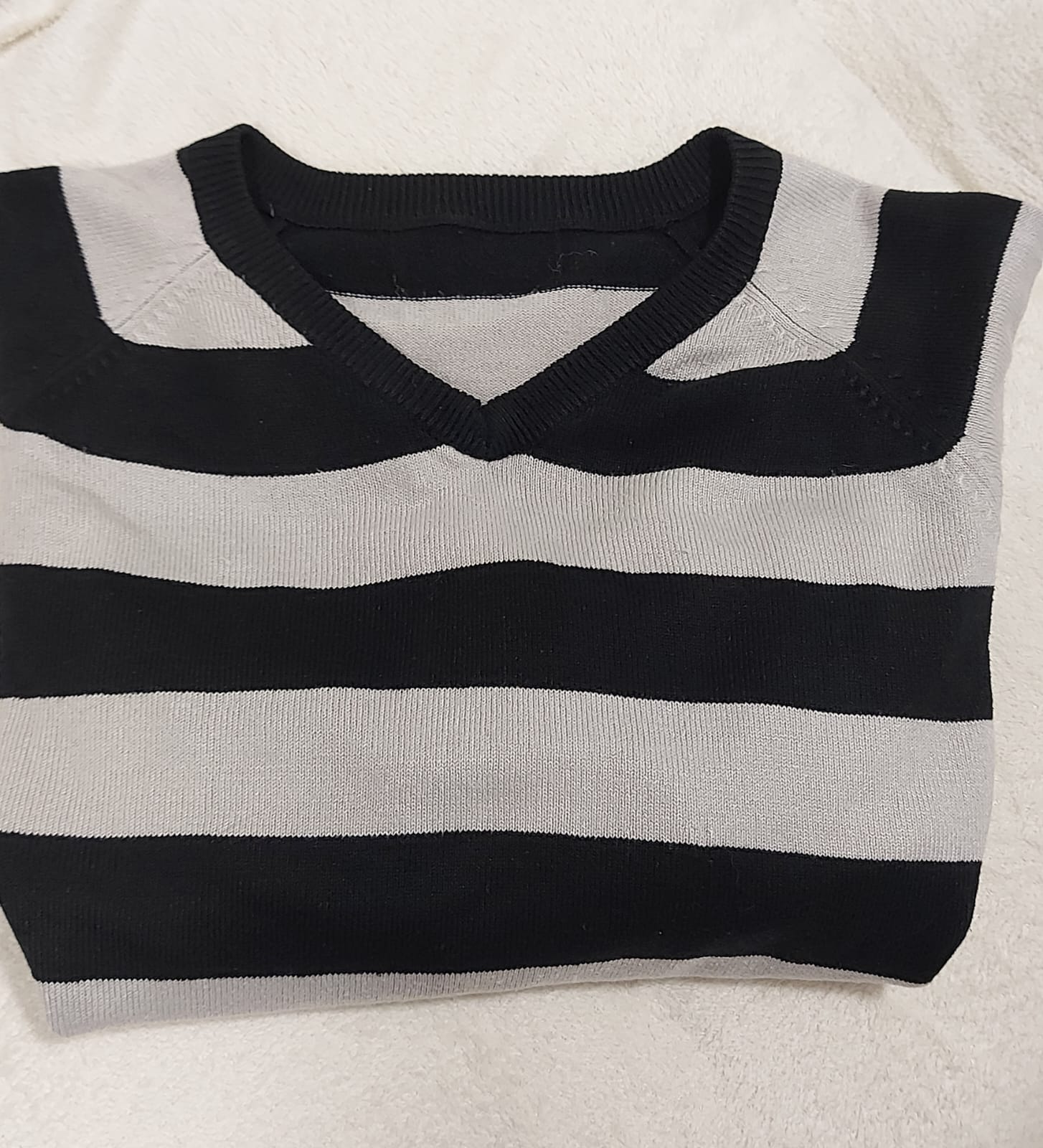 Suéter feminino listrado lindo, nas cores black e cinza, atemporal, super em alta! Tamanho G
