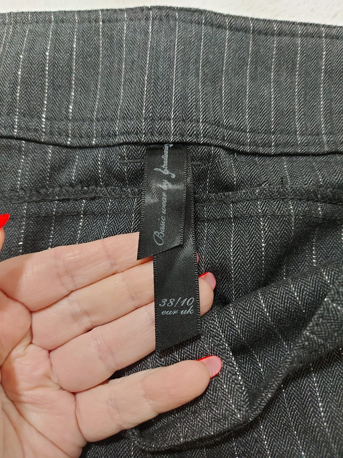 Calça feminina alfaiataria, estilo cenoura, na cor grafite em riscas de giz, com botões funcionais no tornozelo,tamanho 38
