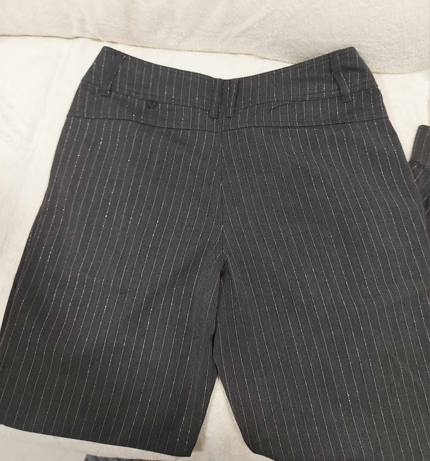 Calça feminina alfaiataria, estilo cenoura, na cor grafite em riscas de giz, com botões funcionais no tornozelo,tamanho 38