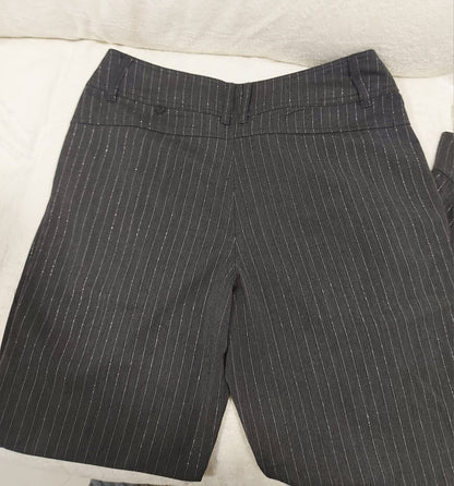 Calça feminina alfaiataria, estilo cenoura, na cor grafite em riscas de giz, com botões funcionais no tornozelo,tamanho 38