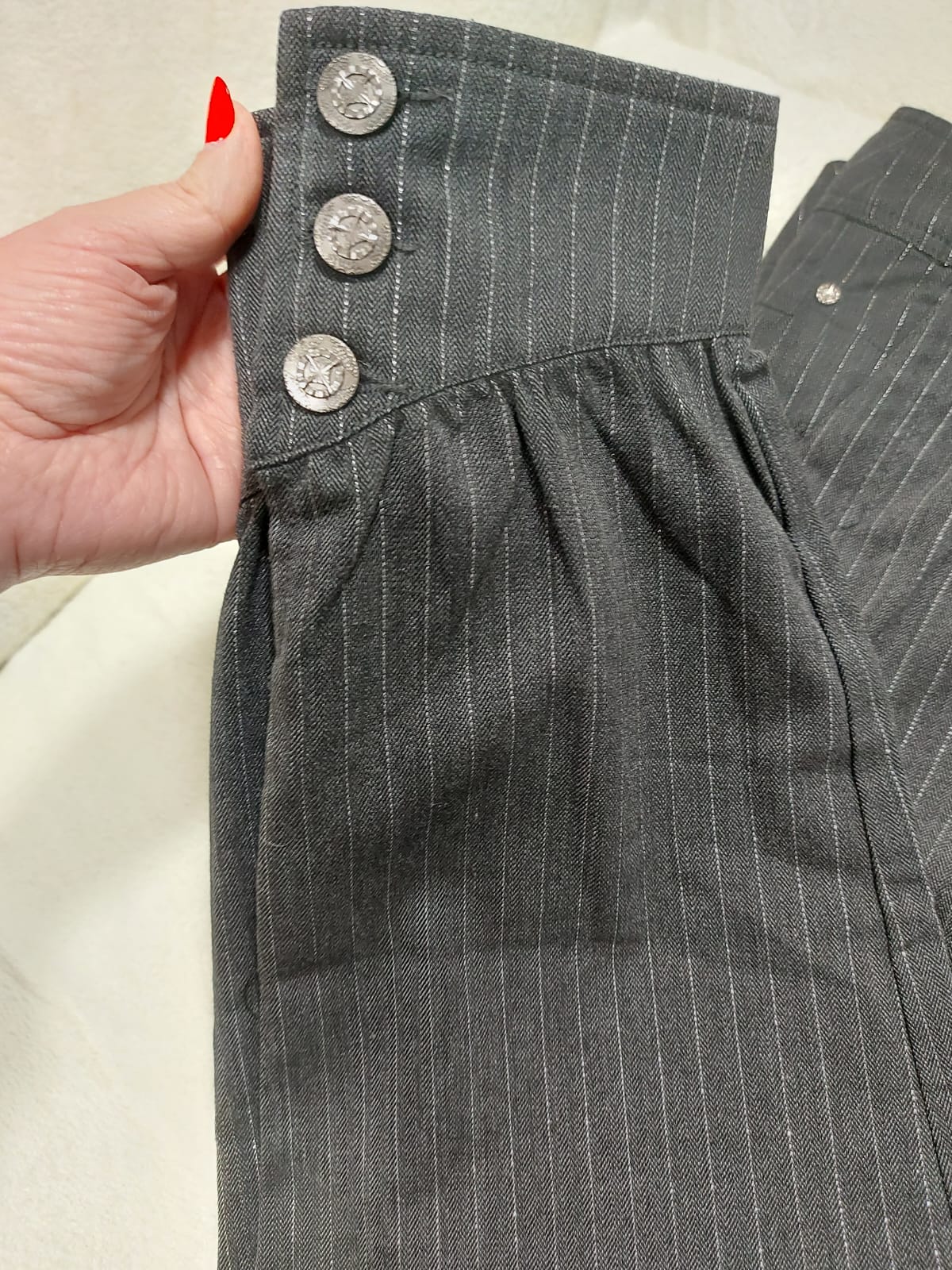 Calça feminina alfaiataria, estilo cenoura, na cor grafite em riscas de giz, com botões funcionais no tornozelo,tamanho 38