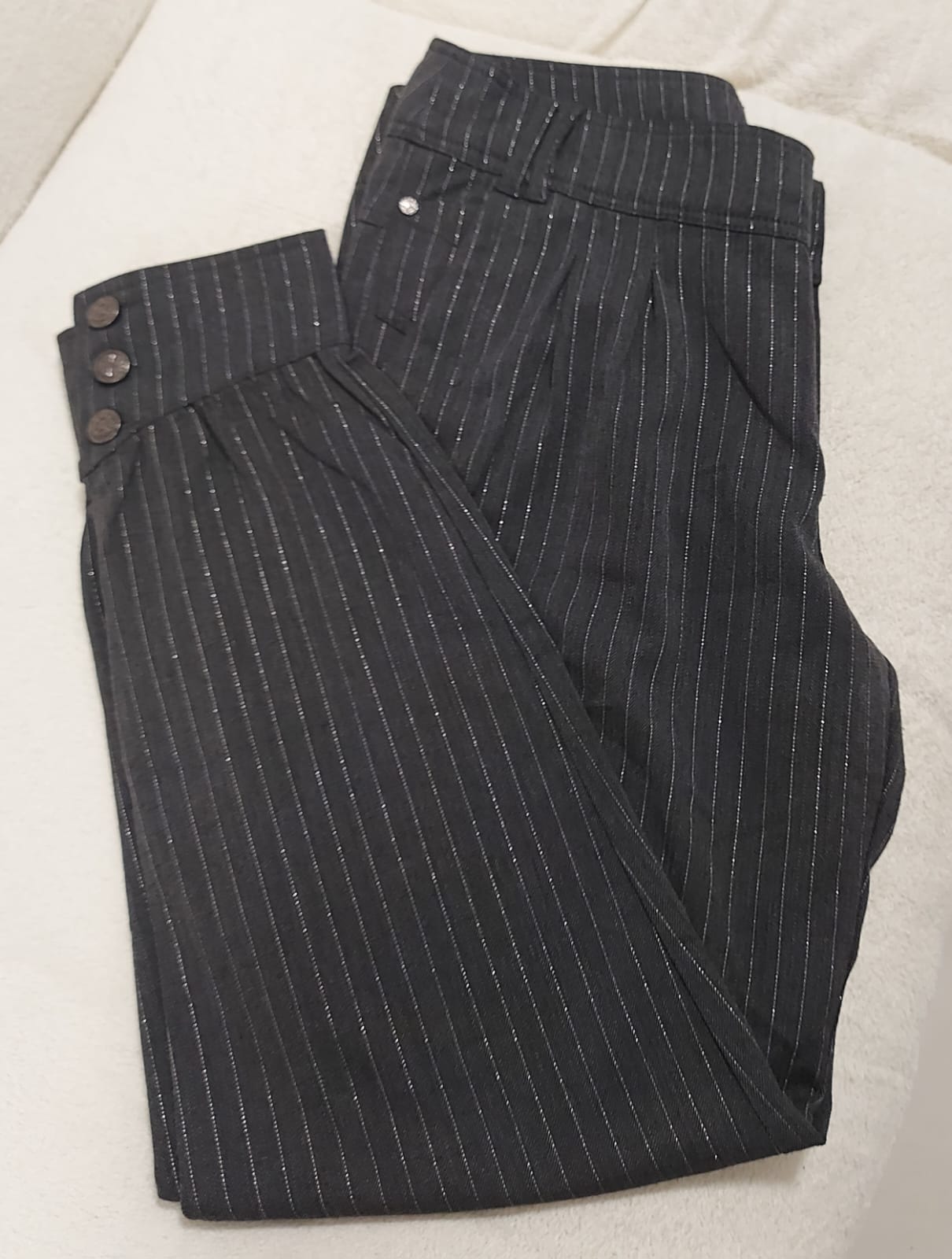 Calça feminina alfaiataria, estilo cenoura, na cor grafite em riscas de giz, com botões funcionais no tornozelo,tamanho 38