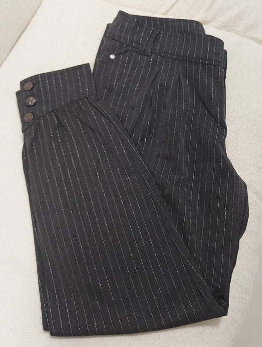 Calça feminina alfaiataria, estilo cenoura, na cor grafite em riscas de giz, com botões funcionais no tornozelo,tamanho 38
