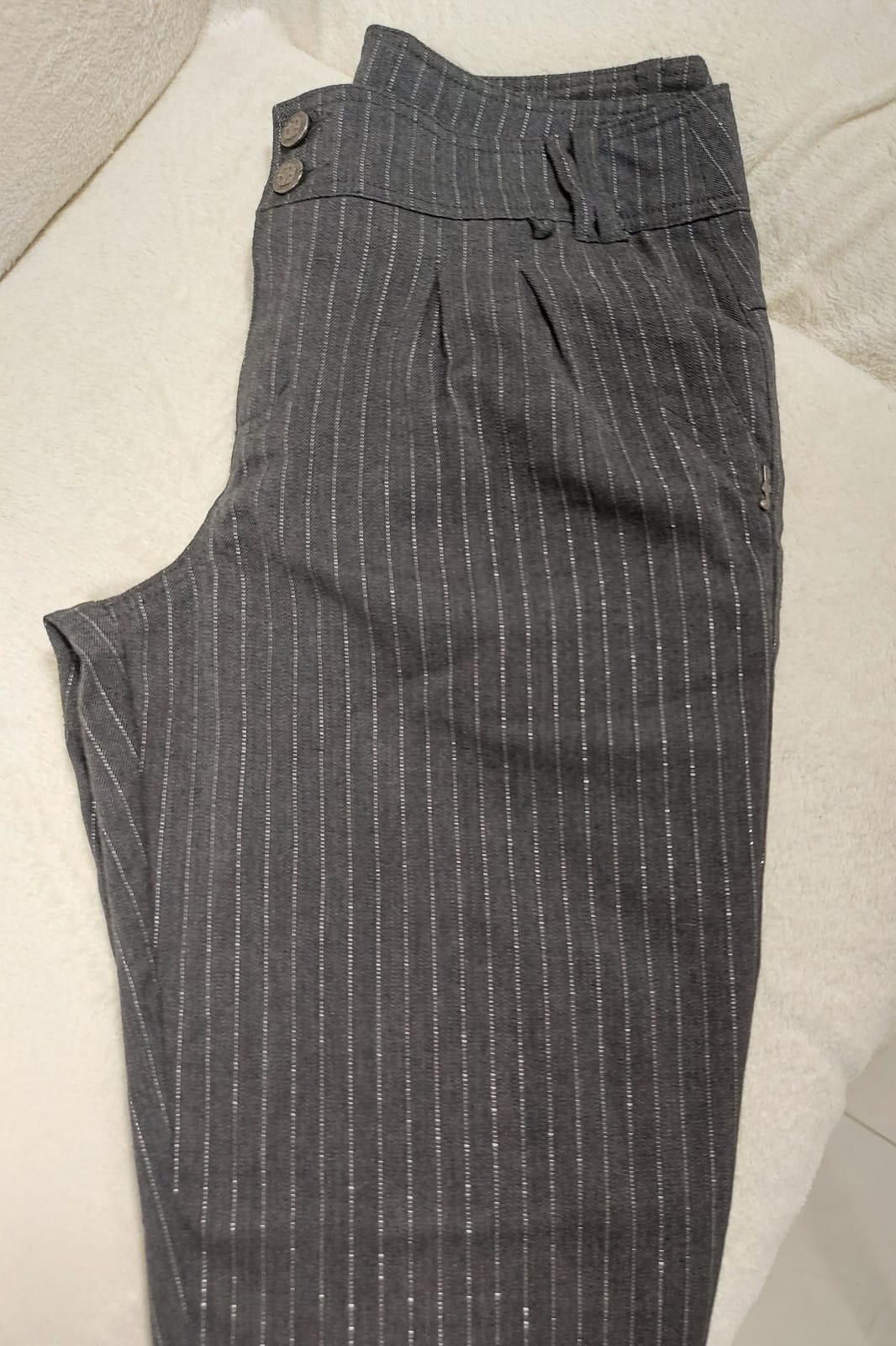 Calça feminina alfaiataria, estilo cenoura, na cor grafite em riscas de giz, com botões funcionais no tornozelo,tamanho 38