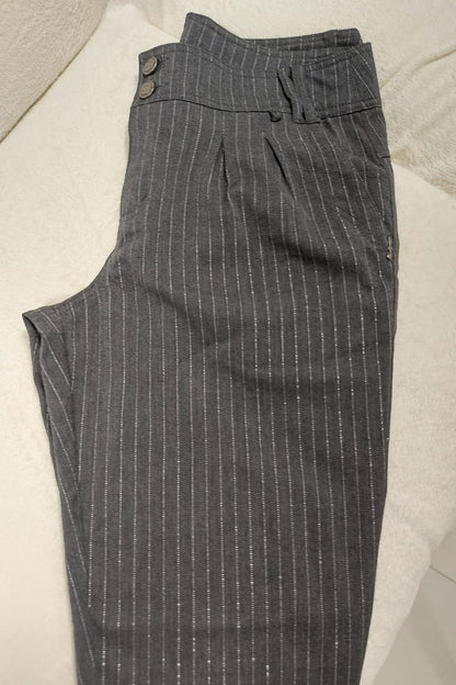 Calça feminina alfaiataria, estilo cenoura, na cor grafite em riscas de giz, com botões funcionais no tornozelo,tamanho 38
