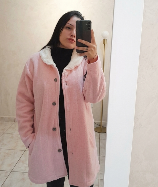 Casaco de Lã Rosa Claro com Gola de Pelinho Branca e Botões Decorativos - Conforto e Elegância G