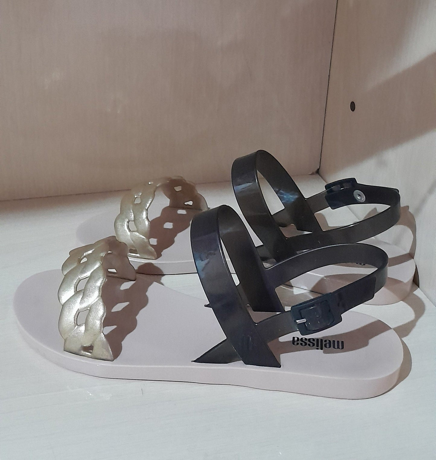 Sandália Melissa Feminina Rasteira – Nude com Dourado e Preto tam 36