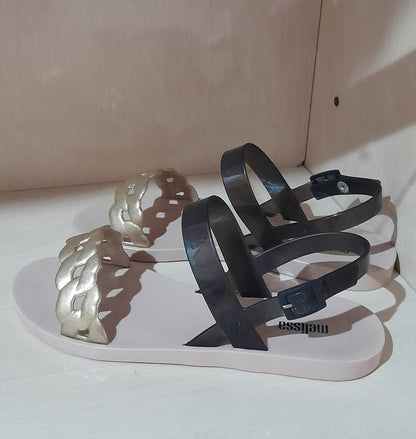 Sandália Melissa Feminina Rasteira – Nude com Dourado e Preto tam 36