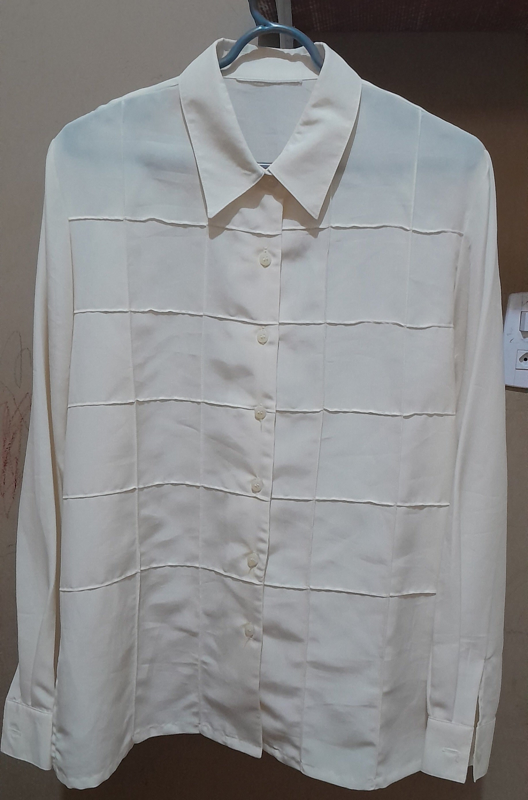 Camisa Feminina Creme com Textura Quadriculada e Fendas Laterais M/G