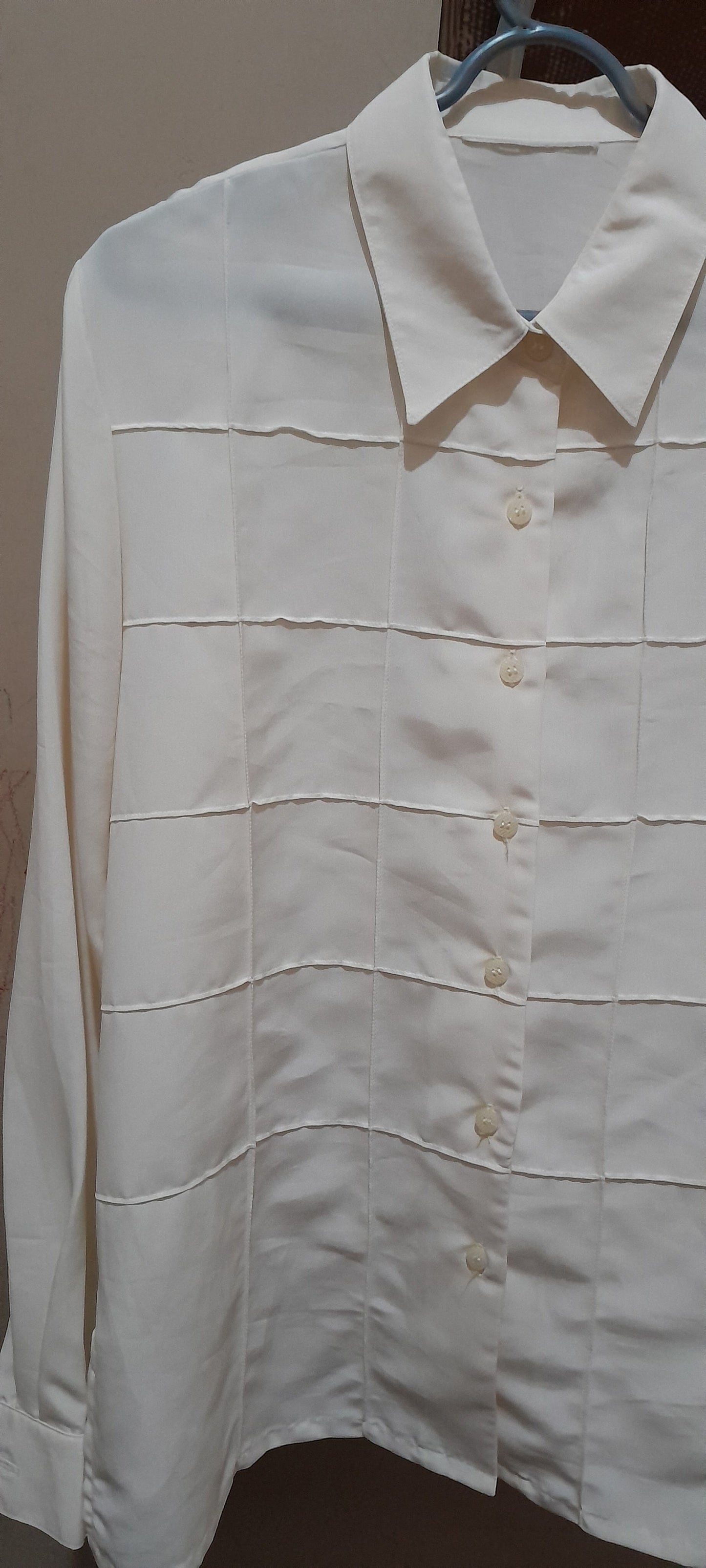 Camisa Feminina Creme com Textura Quadriculada e Fendas Laterais M/G