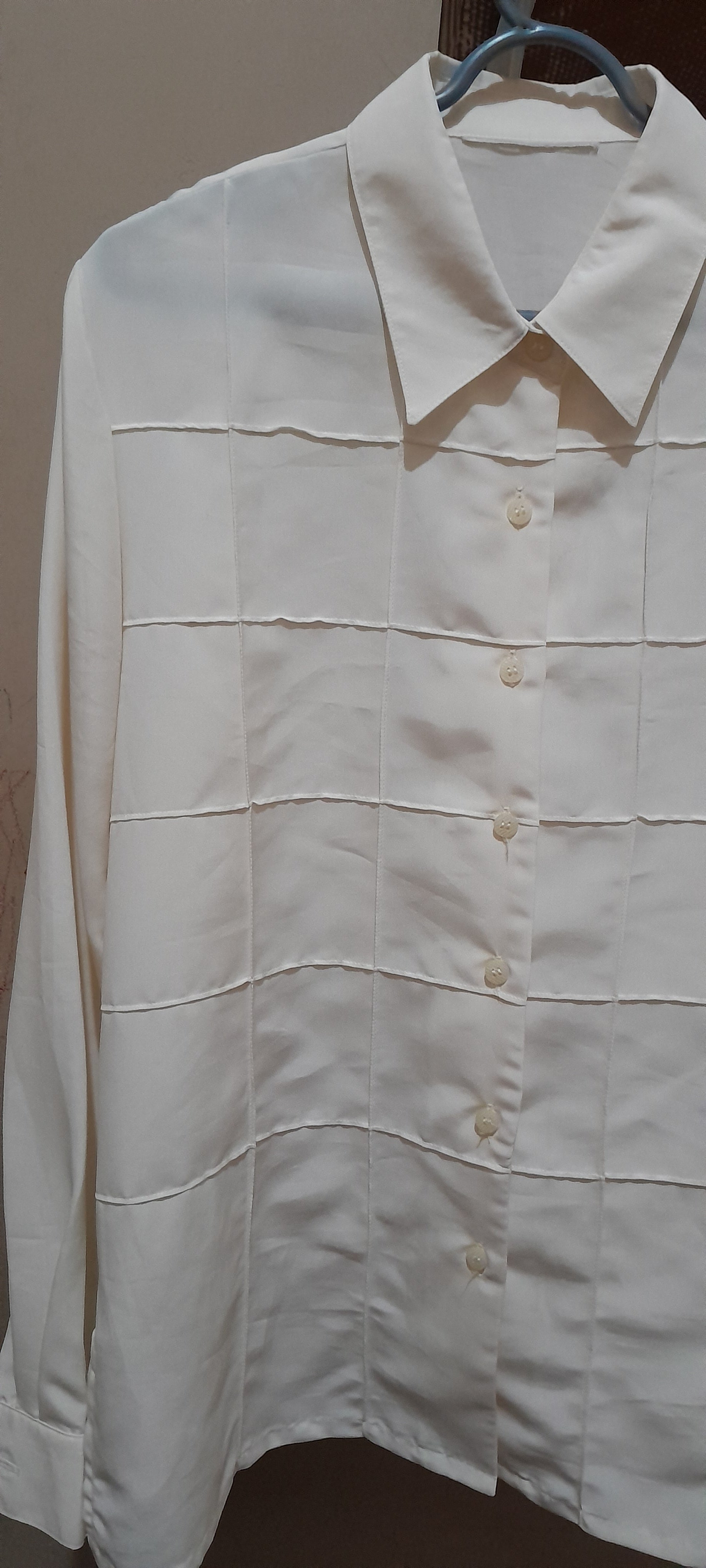 Camisa Feminina Creme com Textura Quadriculada e Fendas Laterais M/G
