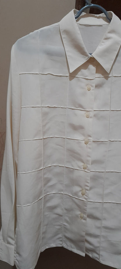Camisa Feminina Creme com Textura Quadriculada e Fendas Laterais M/G