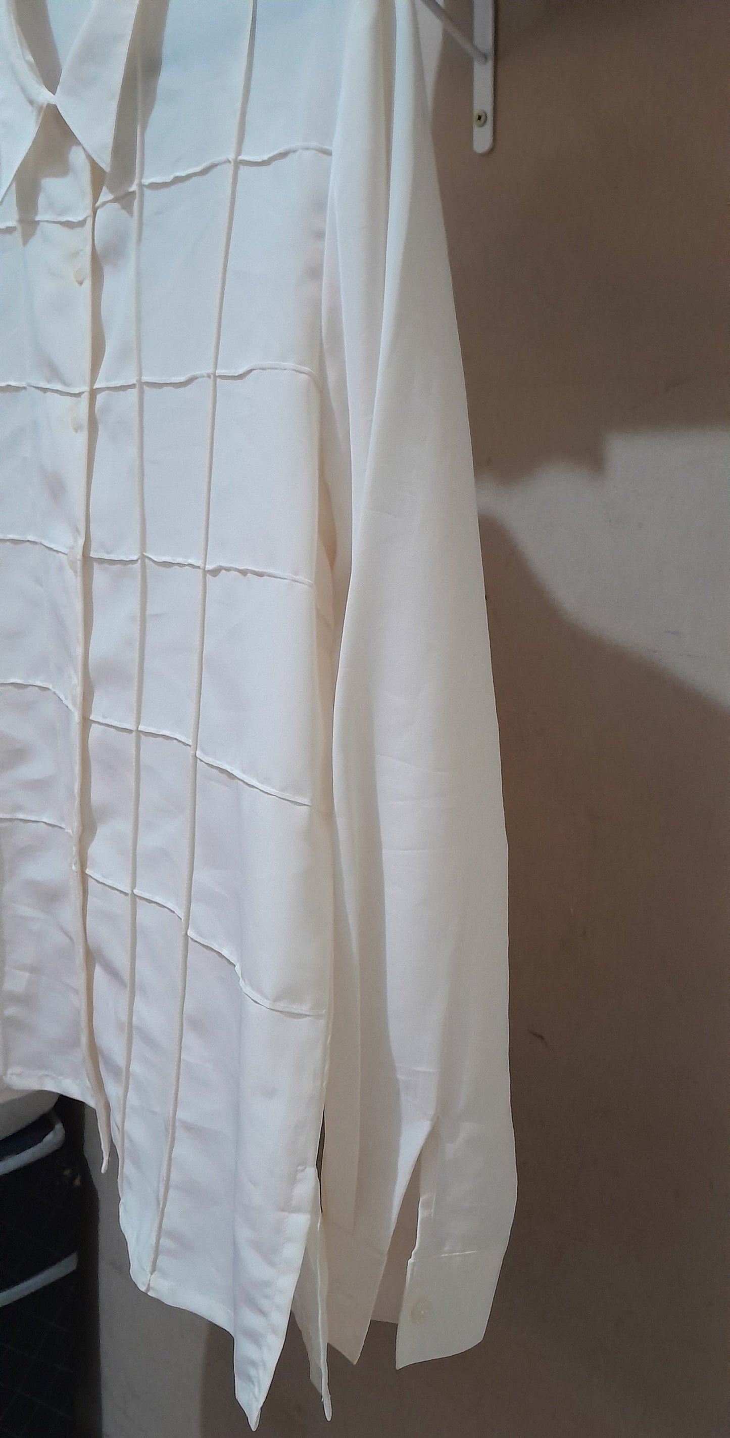 Camisa Feminina Creme com Textura Quadriculada e Fendas Laterais M/G