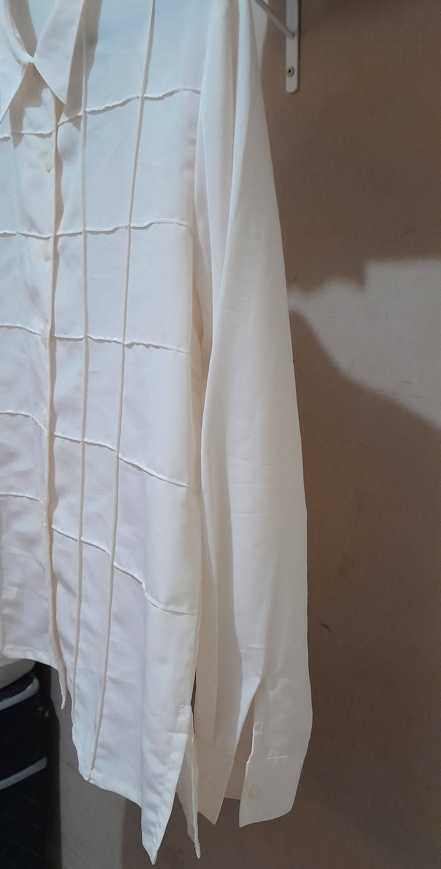 Camisa Feminina Creme com Textura Quadriculada e Fendas Laterais M/G