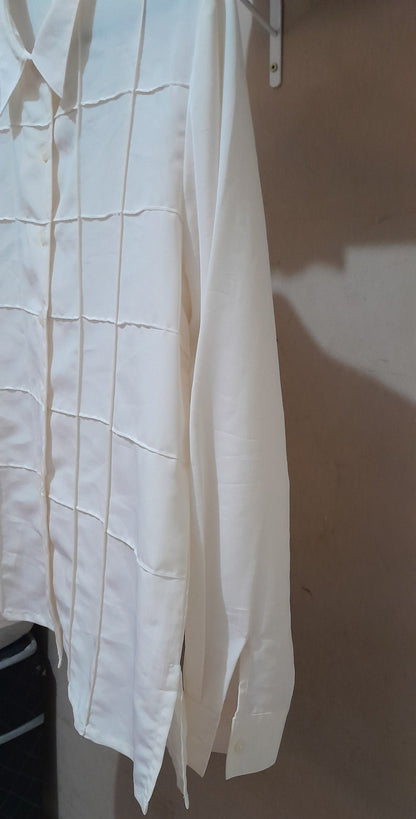 Camisa Feminina Creme com Textura Quadriculada e Fendas Laterais M/G
