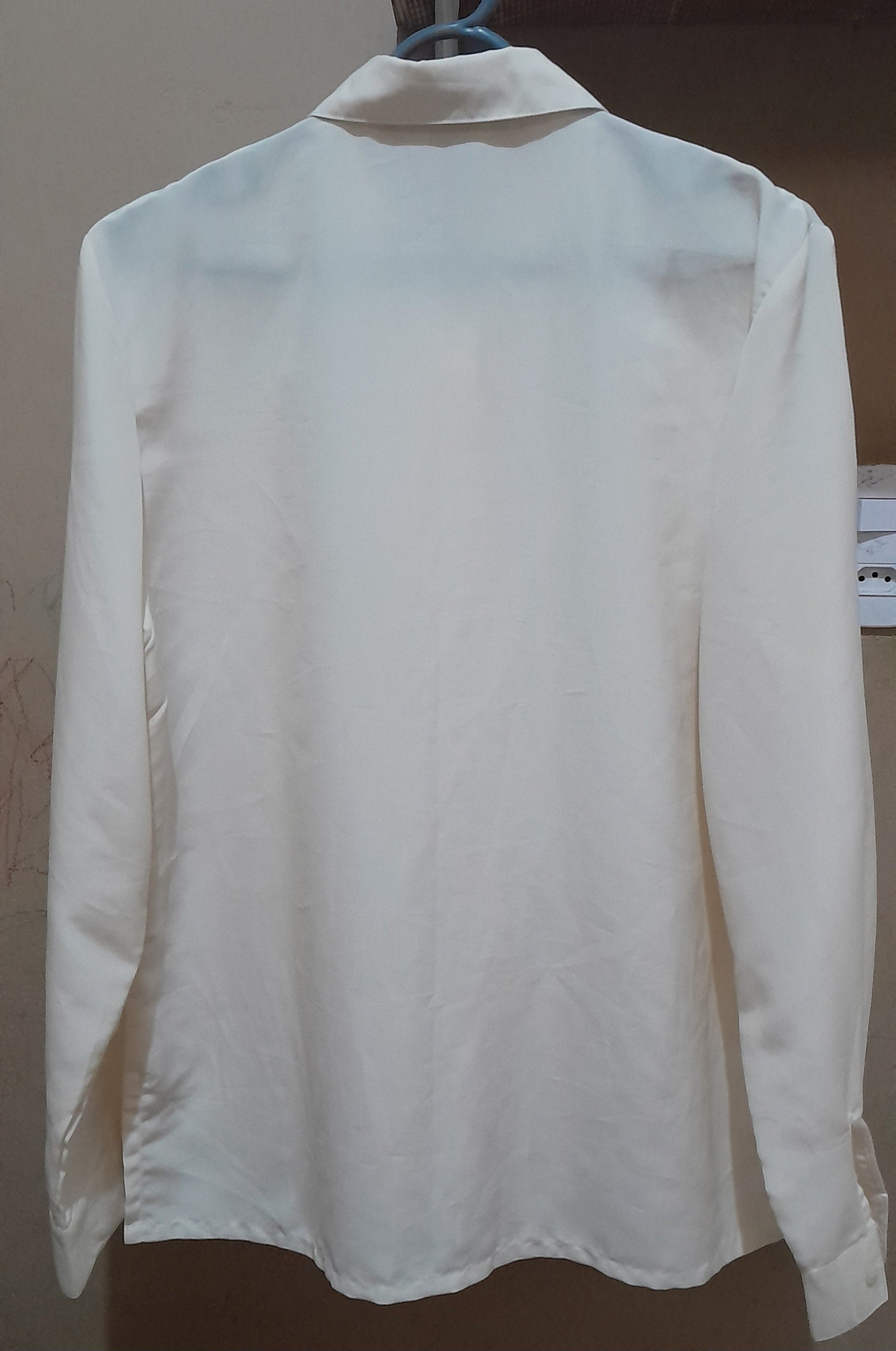 Camisa Feminina Creme com Textura Quadriculada e Fendas Laterais M/G
