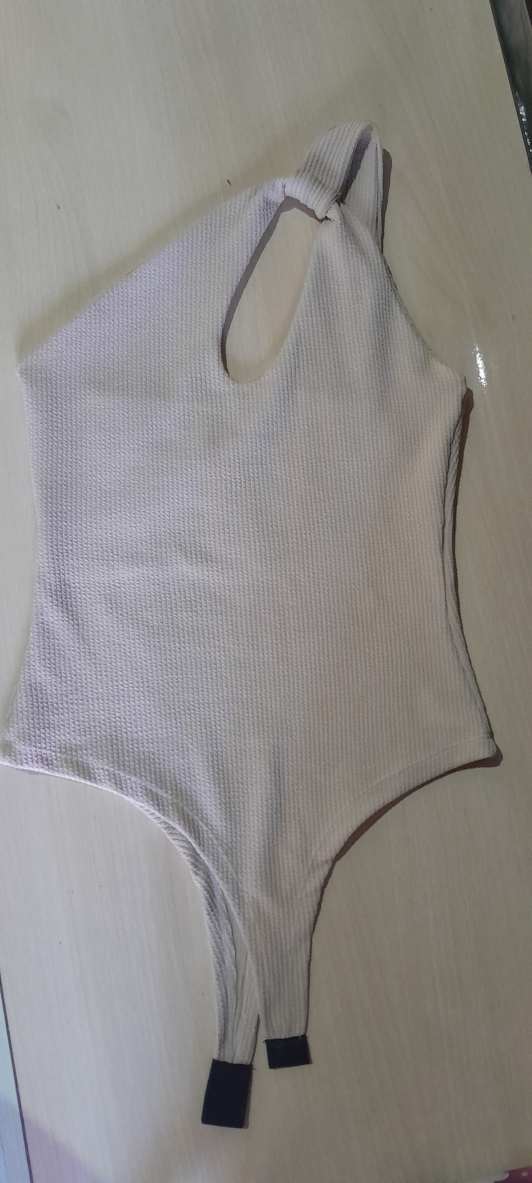 Body Feminino Canelado Um Ombro Só com Recorte Gota – Off-White M