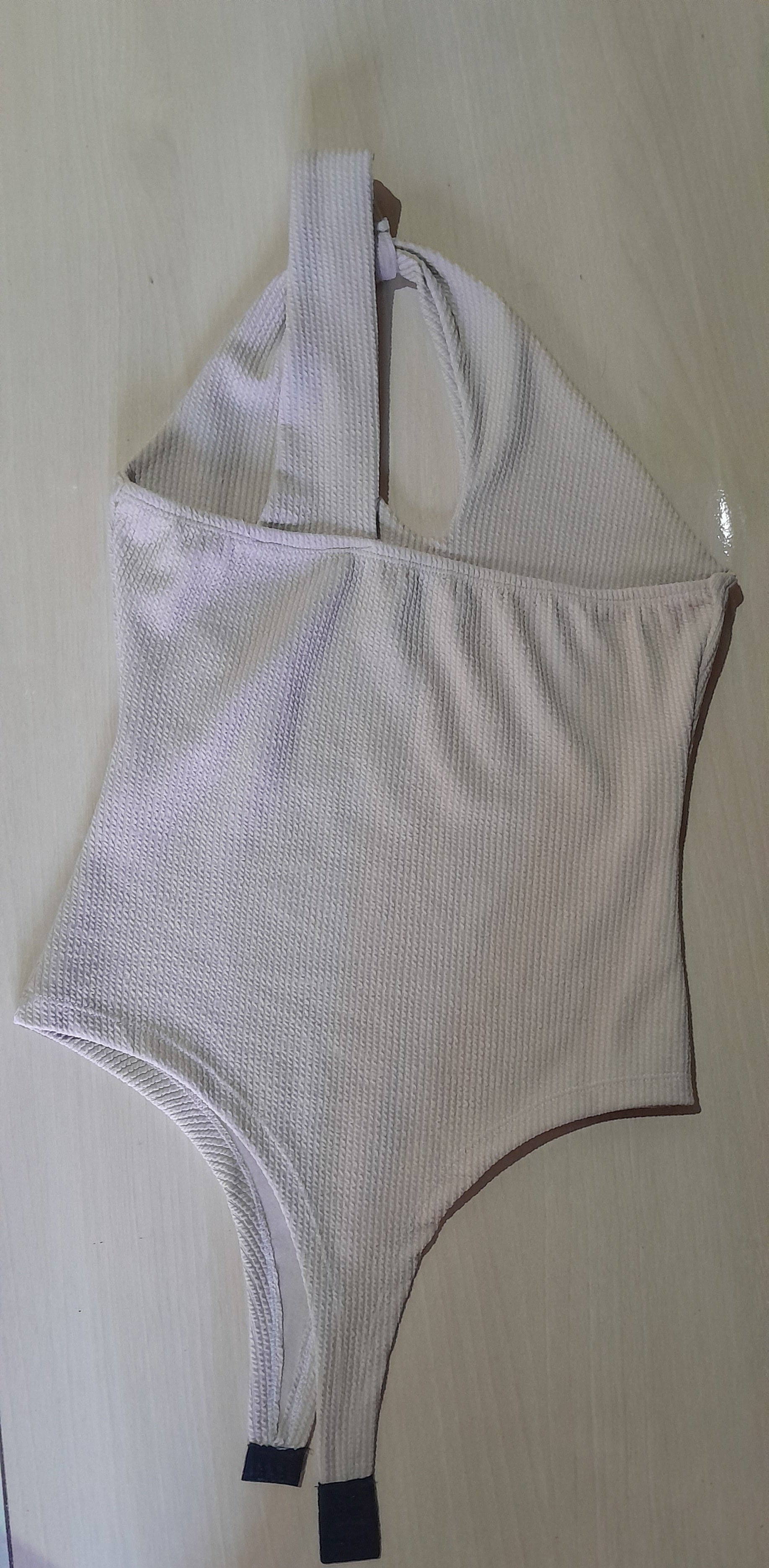 Body Feminino Canelado Um Ombro Só com Recorte Gota – Off-White M