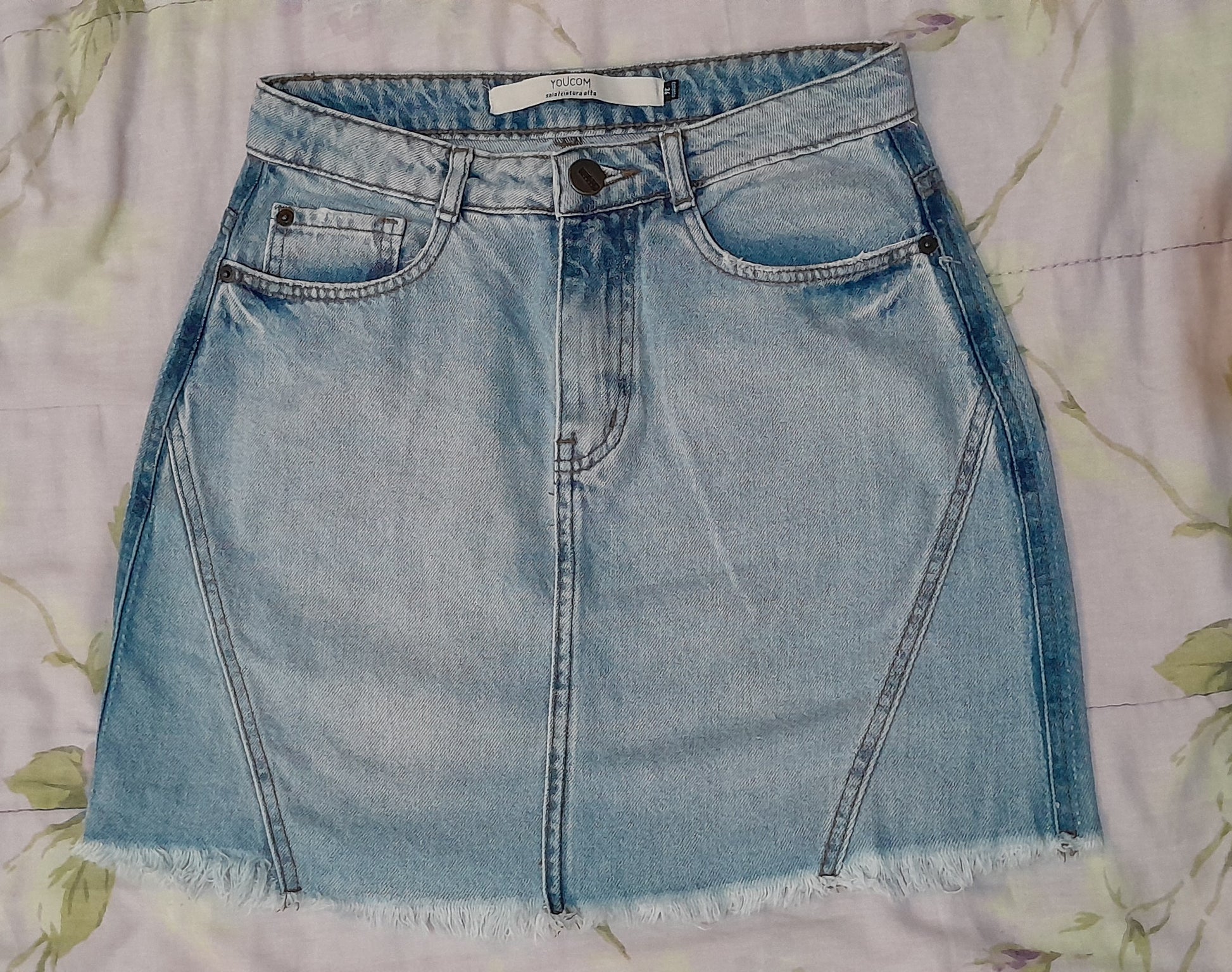 Saia Jeans Clara Youcom com Barra Desfiada e Detalhes Puídos tam 36