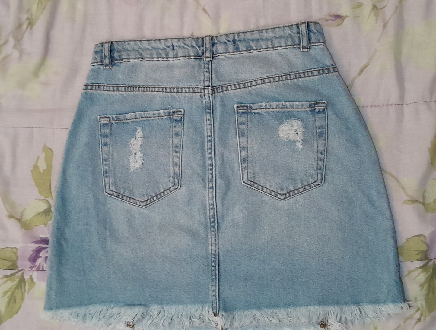 Saia Jeans Clara Youcom com Barra Desfiada e Detalhes Puídos tam 36