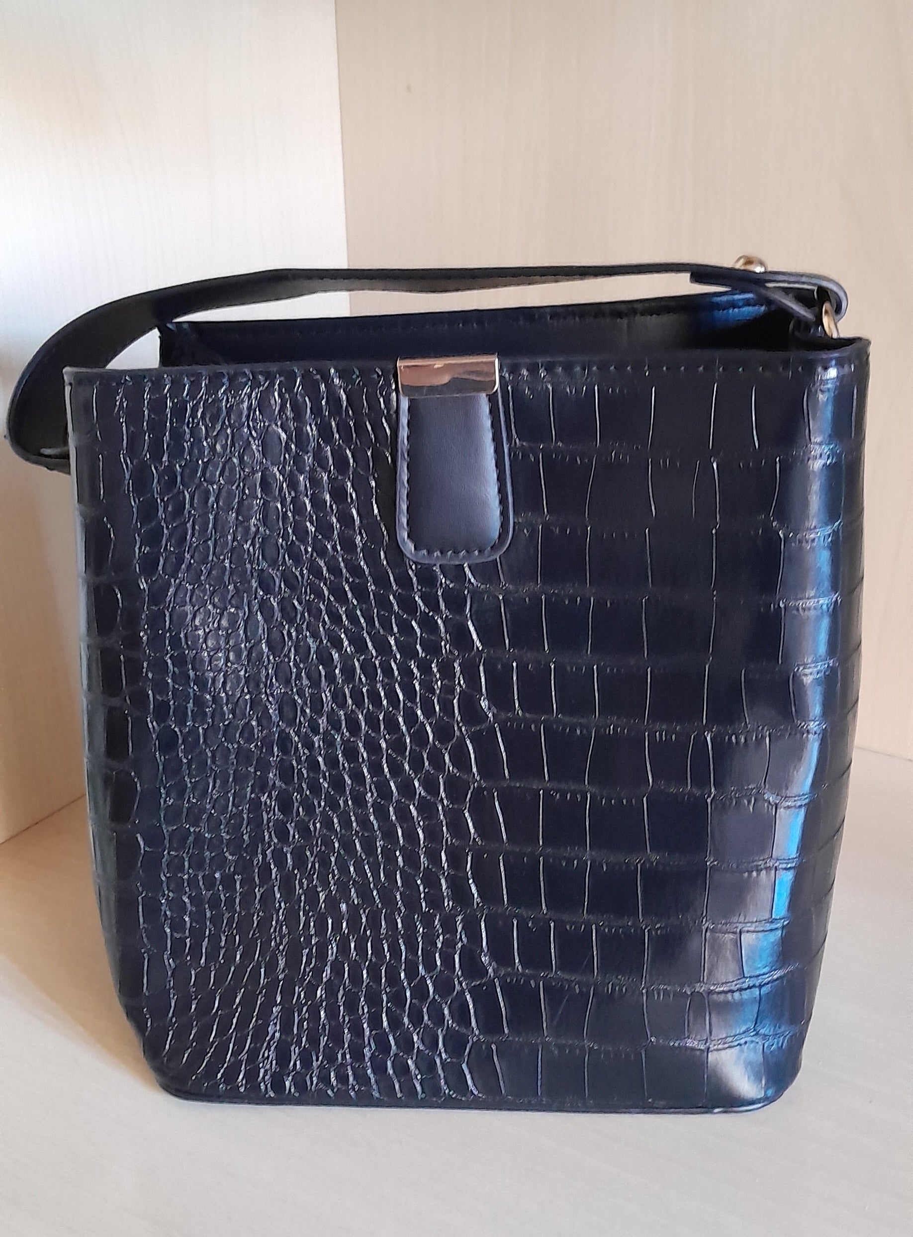 Bolsa Feminina Saco Textura Croco Preta – Elegância com Alça Dupla (Mito)