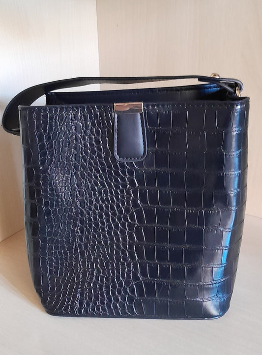 Bolsa Feminina Saco Textura Croco Preta – Elegância com Alça Dupla (Mito)