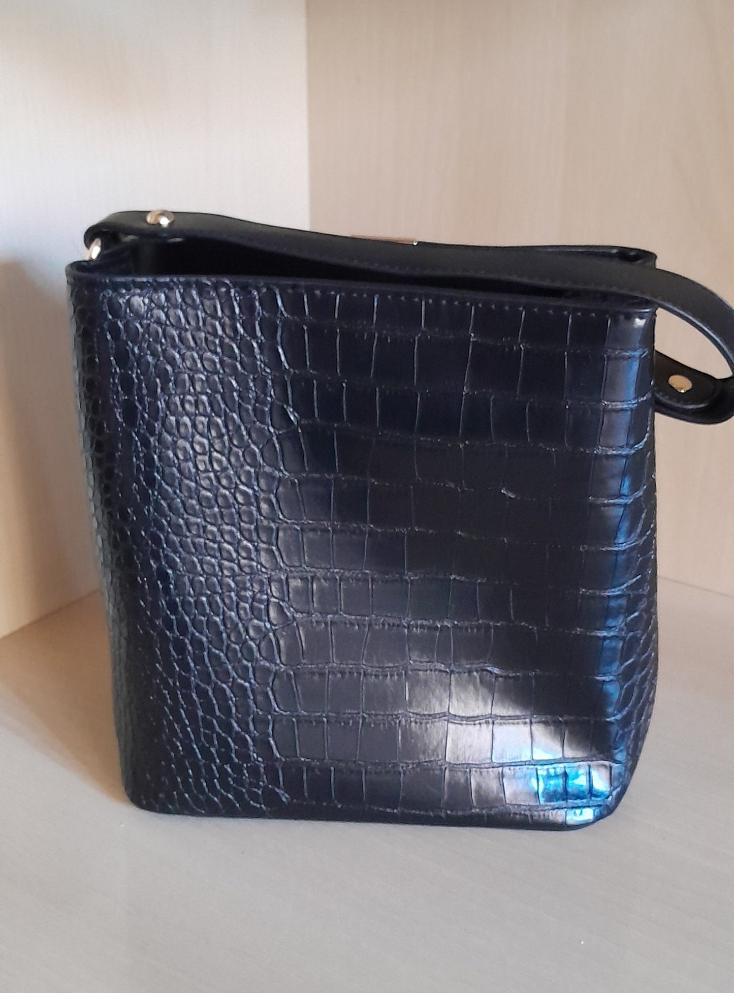 Bolsa Feminina Saco Textura Croco Preta – Elegância com Alça Dupla (Mito)