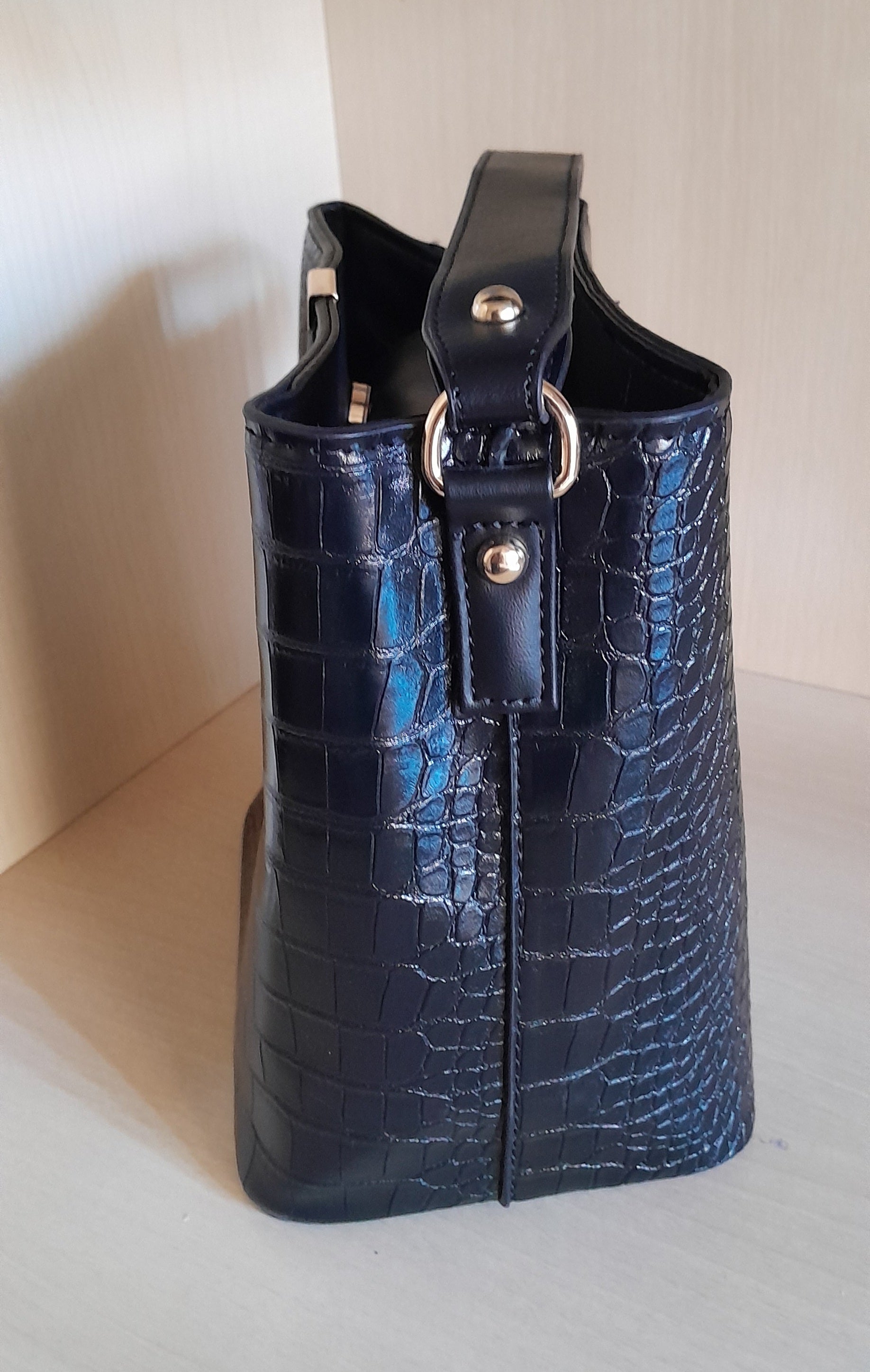 Bolsa Feminina Saco Textura Croco Preta – Elegância com Alça Dupla (Mito)