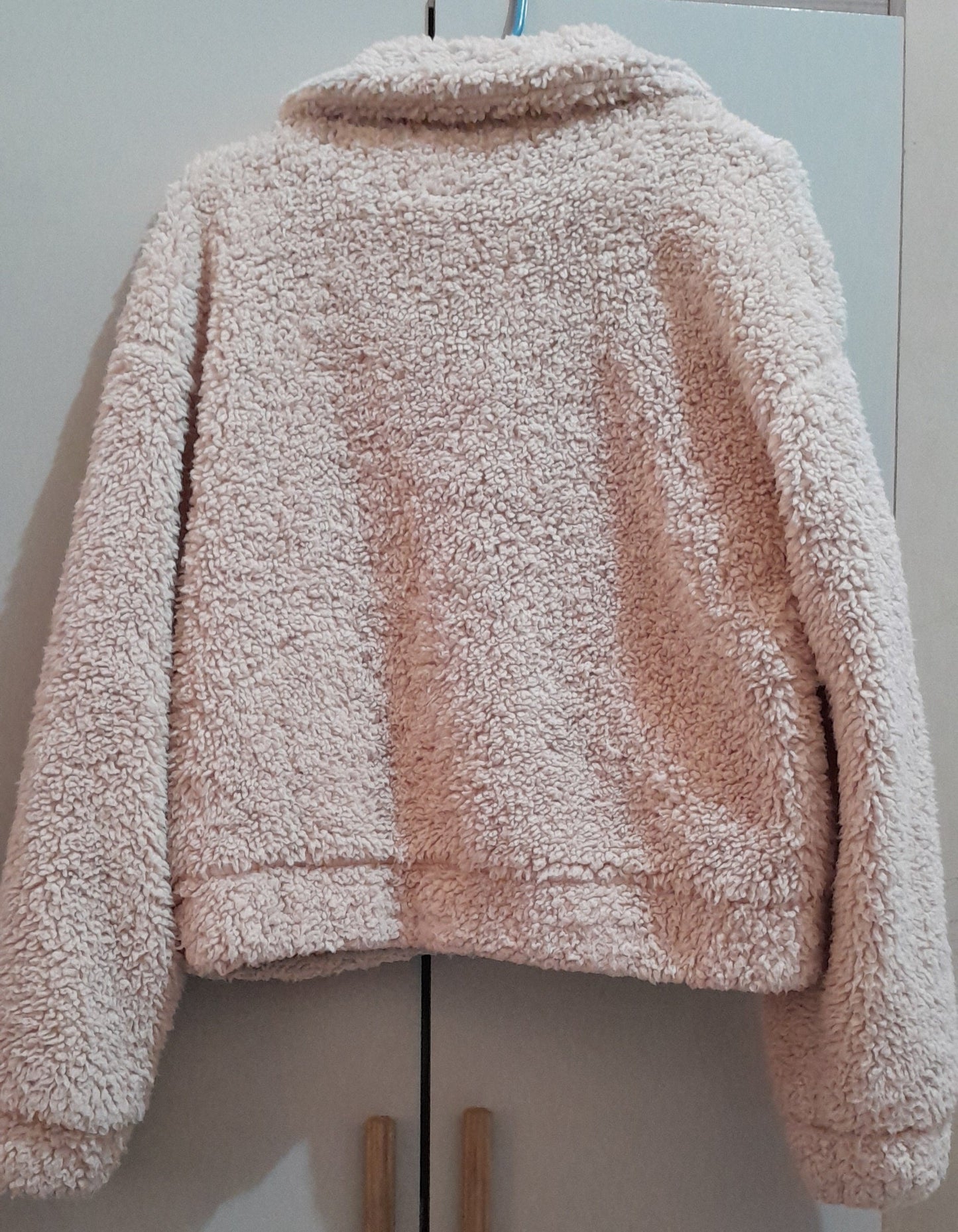 Casaco Teddy Feminino Off-White Com Zíper e Gola – Super Quentinho M