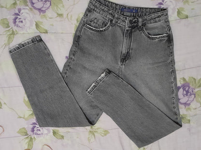 Calça Jeans Mom Blue Steel Cinza com Tachas Rocker tam 34