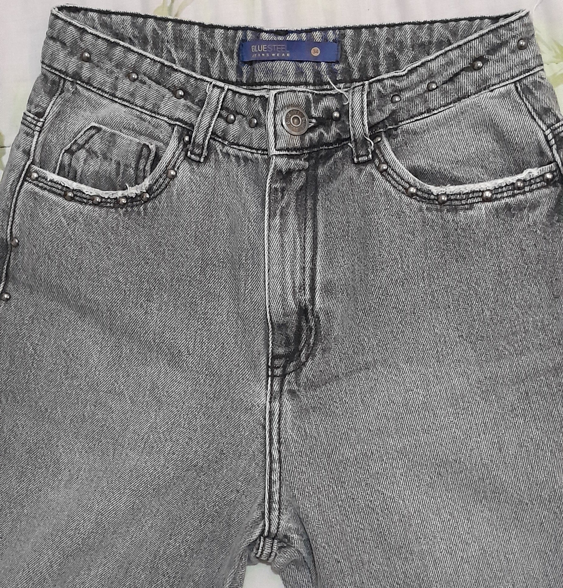 Calça Jeans Mom Blue Steel Cinza com Tachas Rocker tam 34