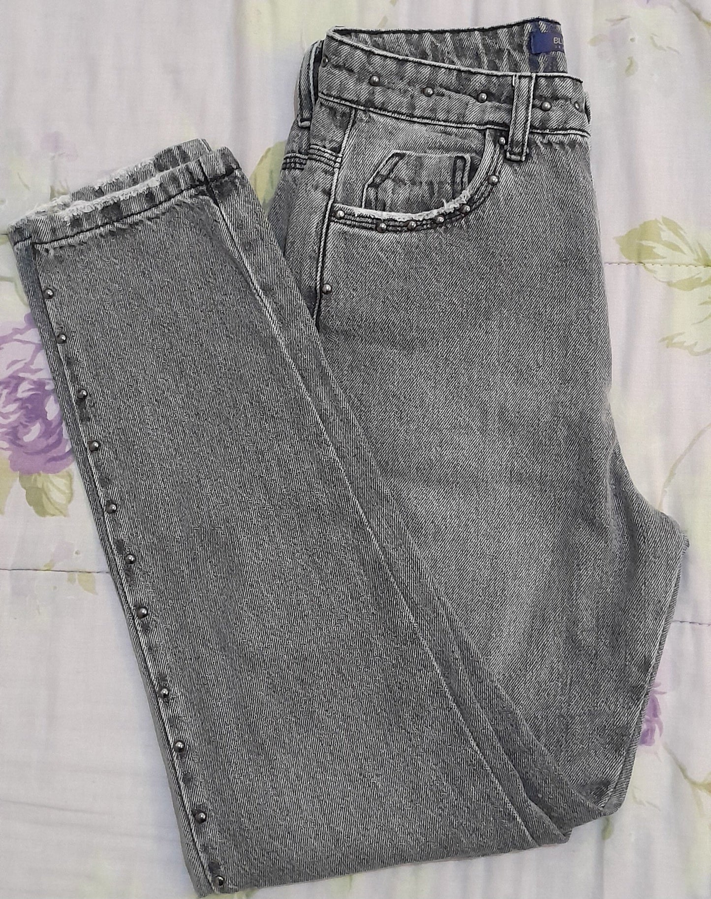 Calça Jeans Mom Blue Steel Cinza com Tachas Rocker tam 34