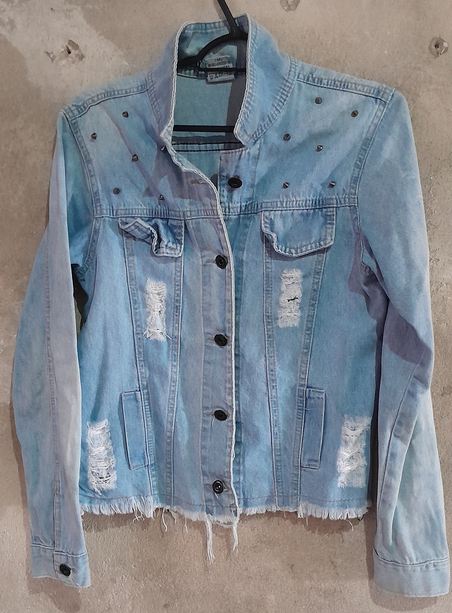 Jaqueta Jeans Clara com Detalhes Rasgados e Apliques de Metal - Tamanho P"
