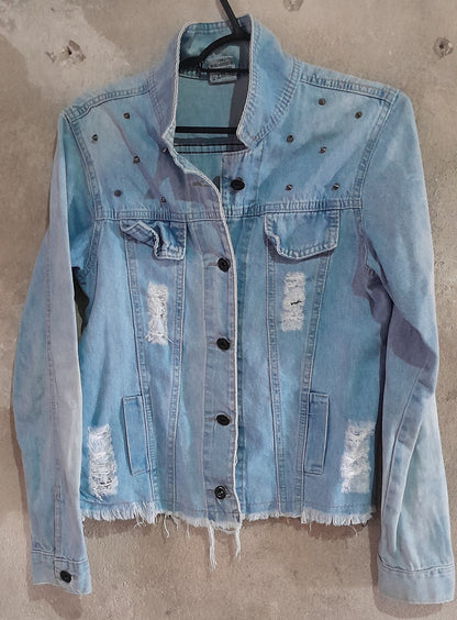 Jaqueta Jeans Clara com Detalhes Rasgados e Apliques de Metal - Tamanho P"