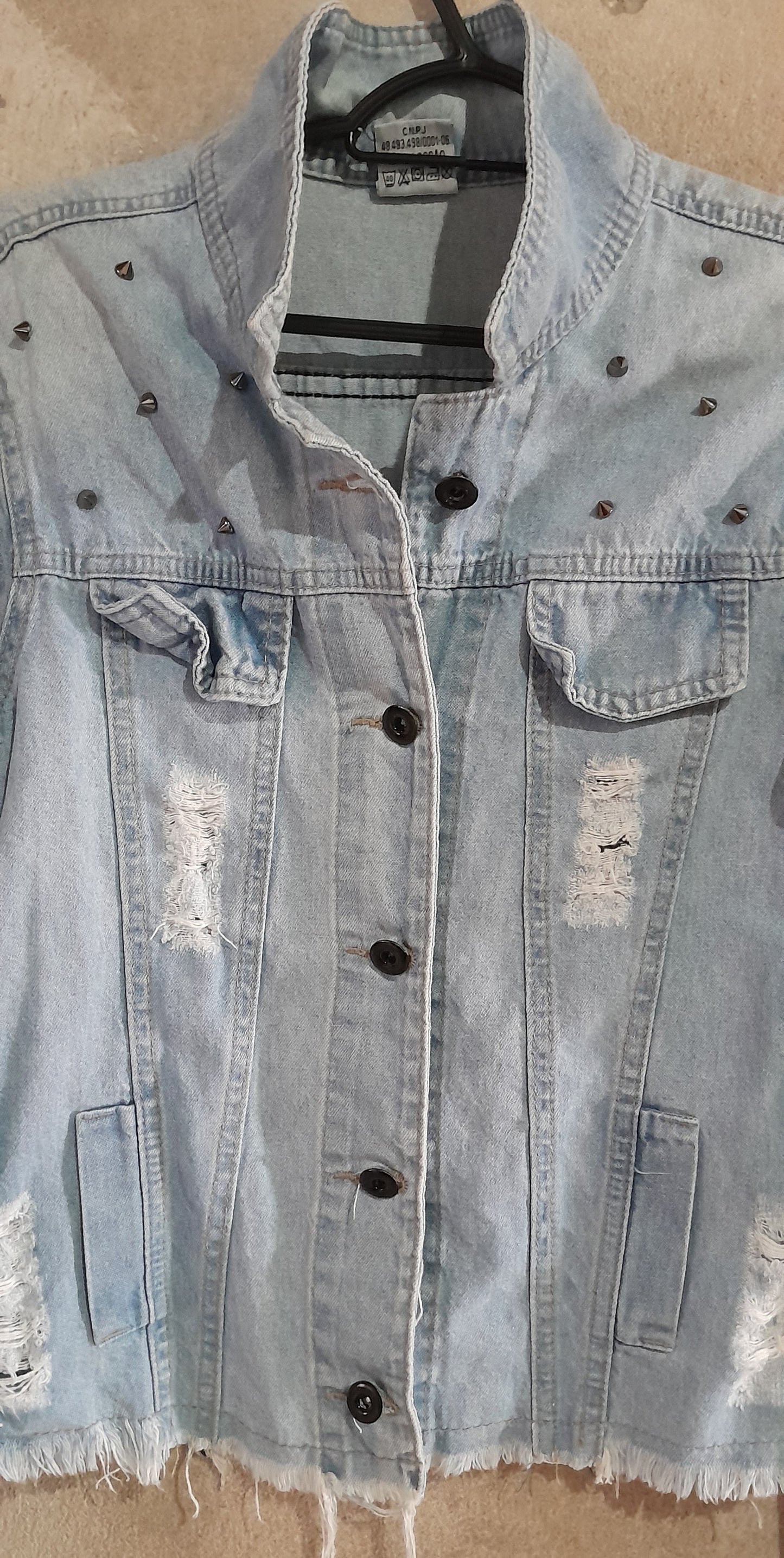 Jaqueta Jeans Clara com Detalhes Rasgados e Apliques de Metal - Tamanho P"