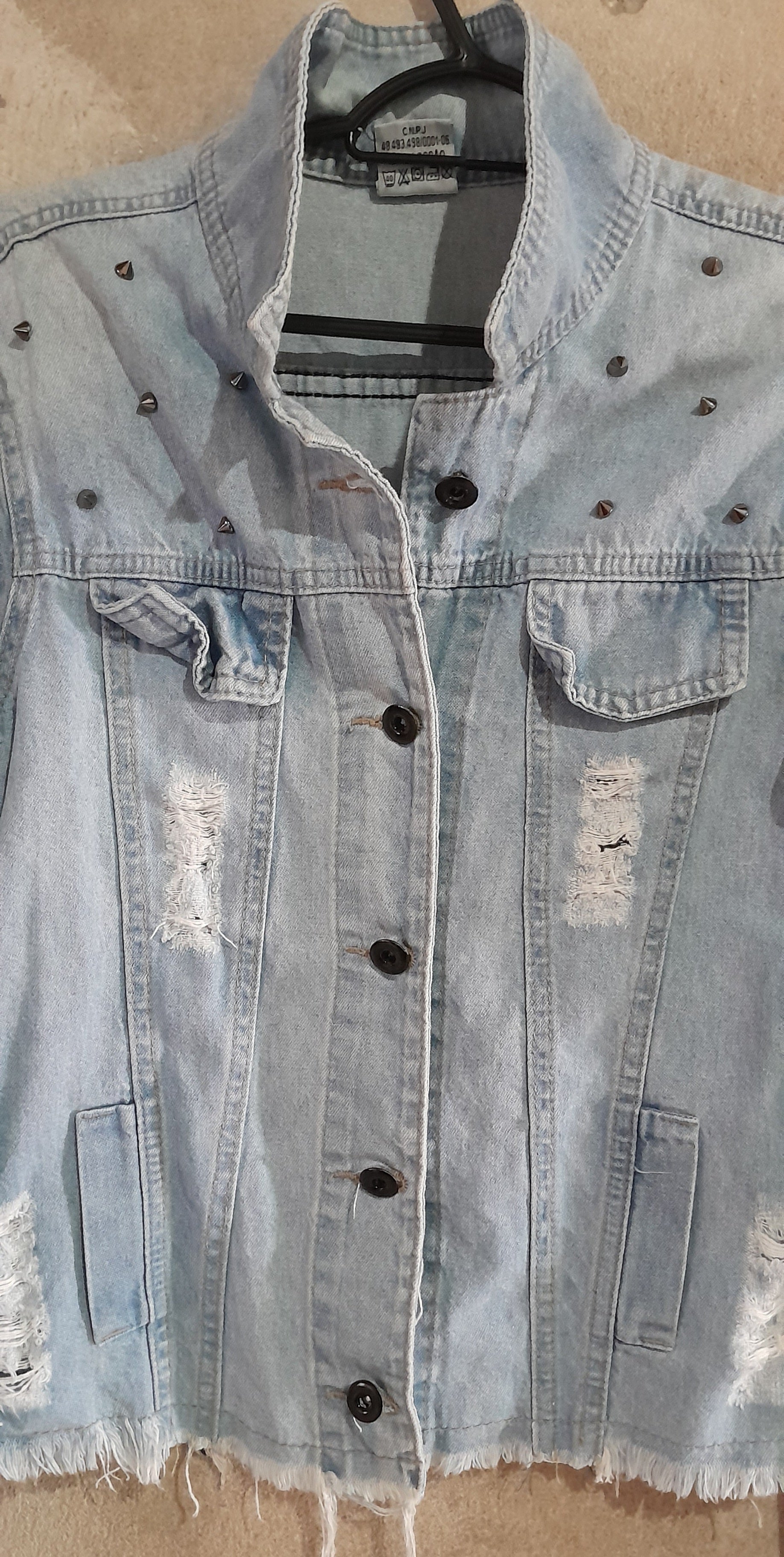 Jaqueta Jeans Clara com Detalhes Rasgados e Apliques de Metal - Tamanho P"