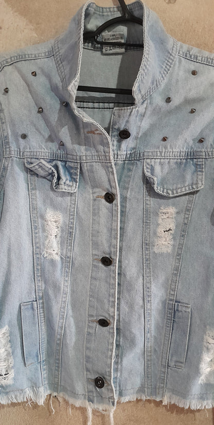Jaqueta Jeans Clara com Detalhes Rasgados e Apliques de Metal - Tamanho P"