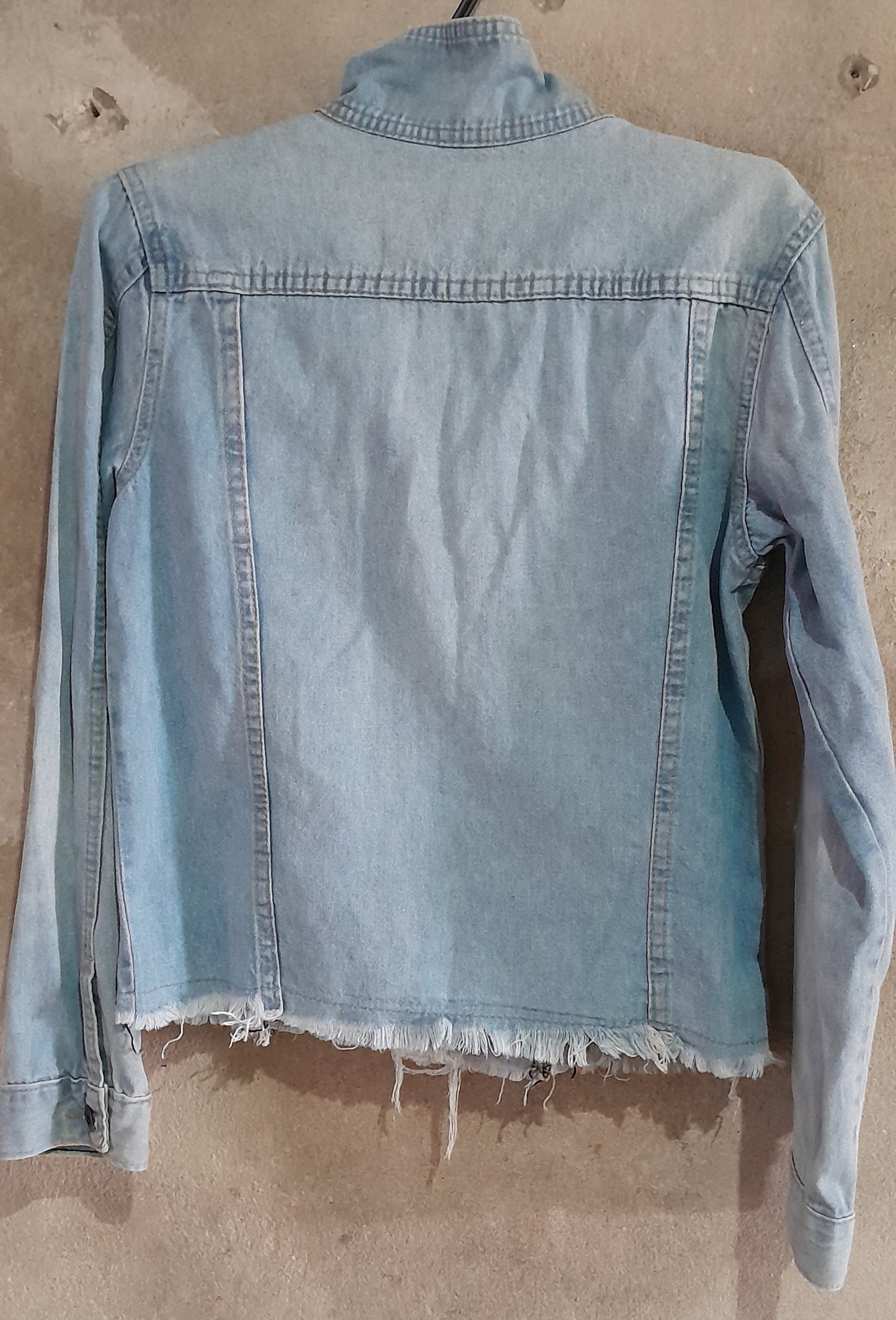 Jaqueta Jeans Clara com Detalhes Rasgados e Apliques de Metal - Tamanho P"