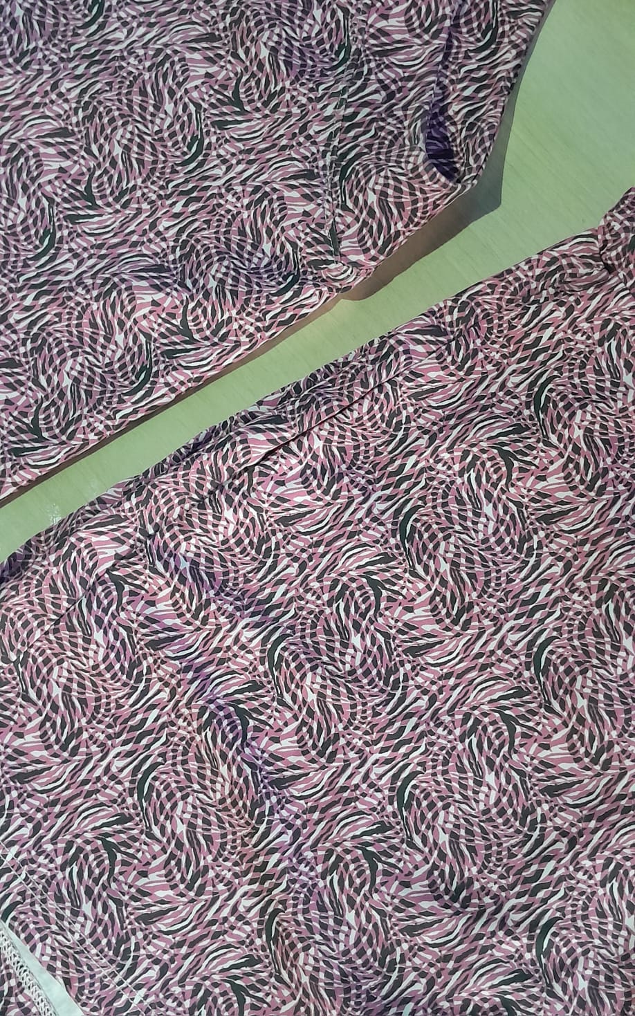 Conjunto Cropped e Short Fitness com Estampa Animal - Rosa M