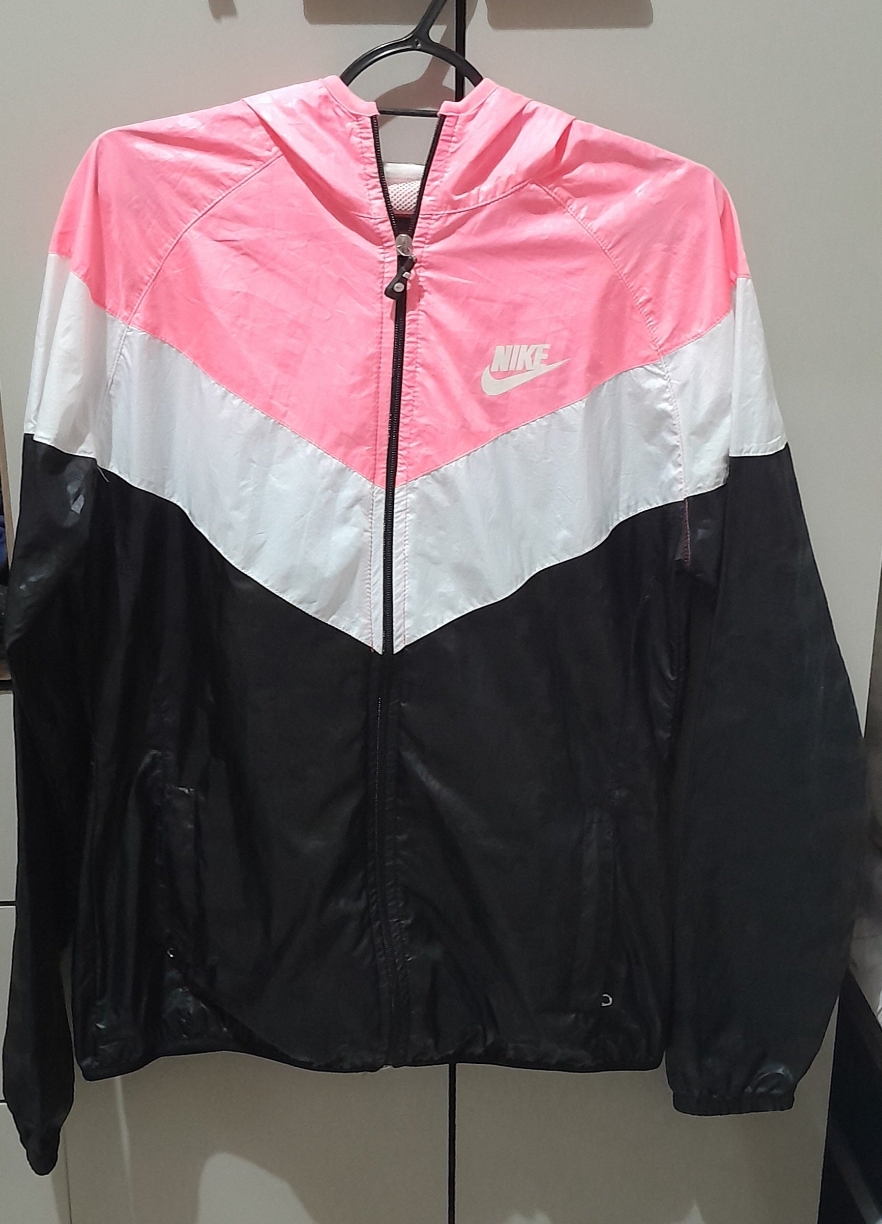 Jaqueta Corta-Vento Nike Windrunner Feminina – Rosa, Branco e Preto P