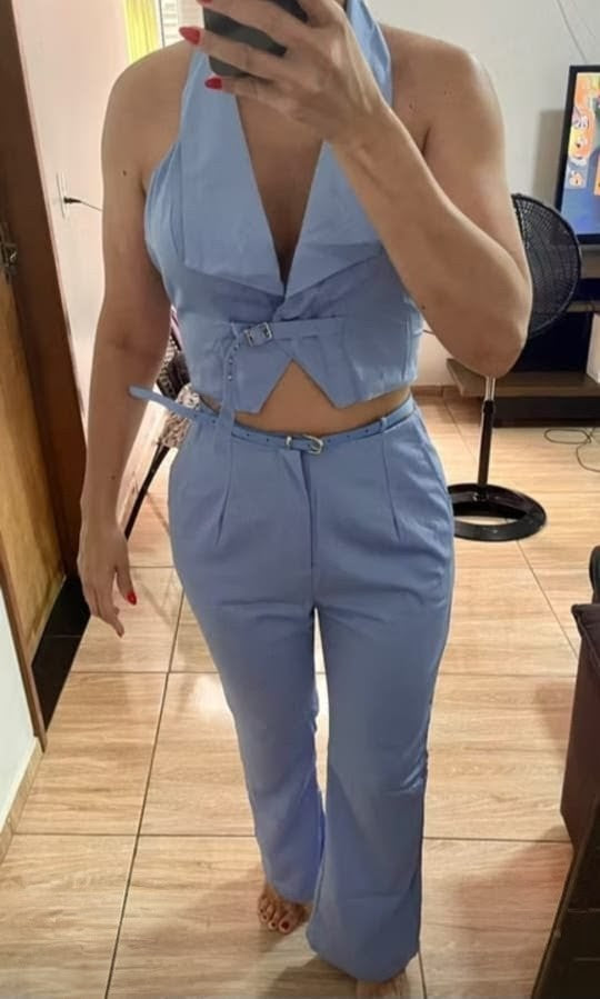 Conjunto Alfaiataria Azul Claro com Cropped Halter e Calça Reta M