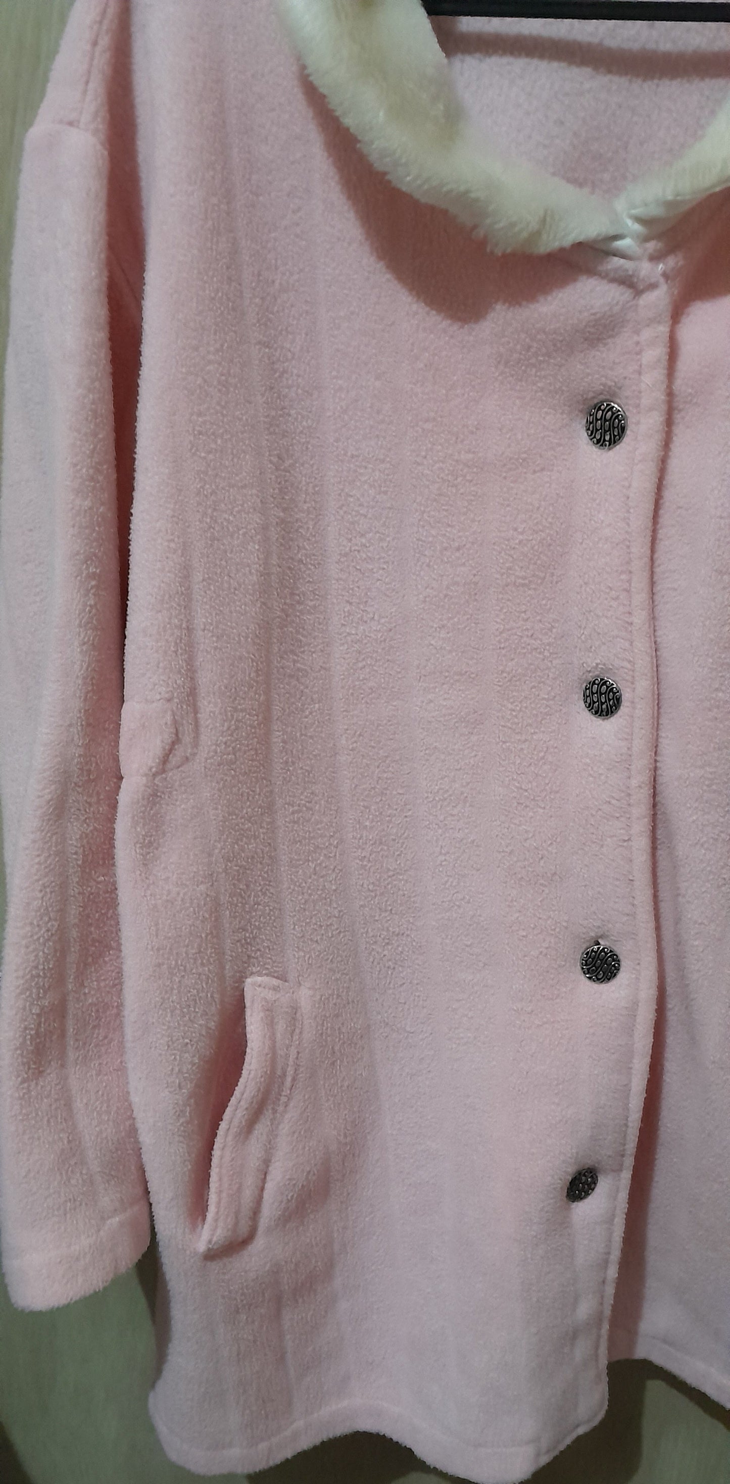 Casaco de Lã Rosa Claro com Gola de Pelinho Branca e Botões Decorativos - Conforto e Elegância G