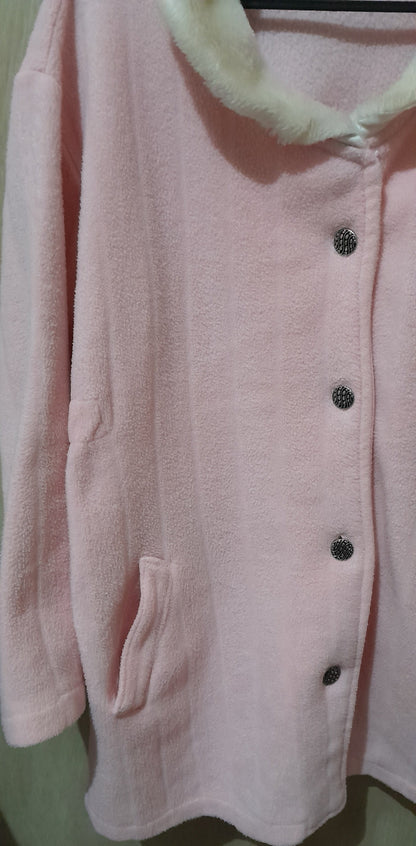 Casaco de Lã Rosa Claro com Gola de Pelinho Branca e Botões Decorativos - Conforto e Elegância G