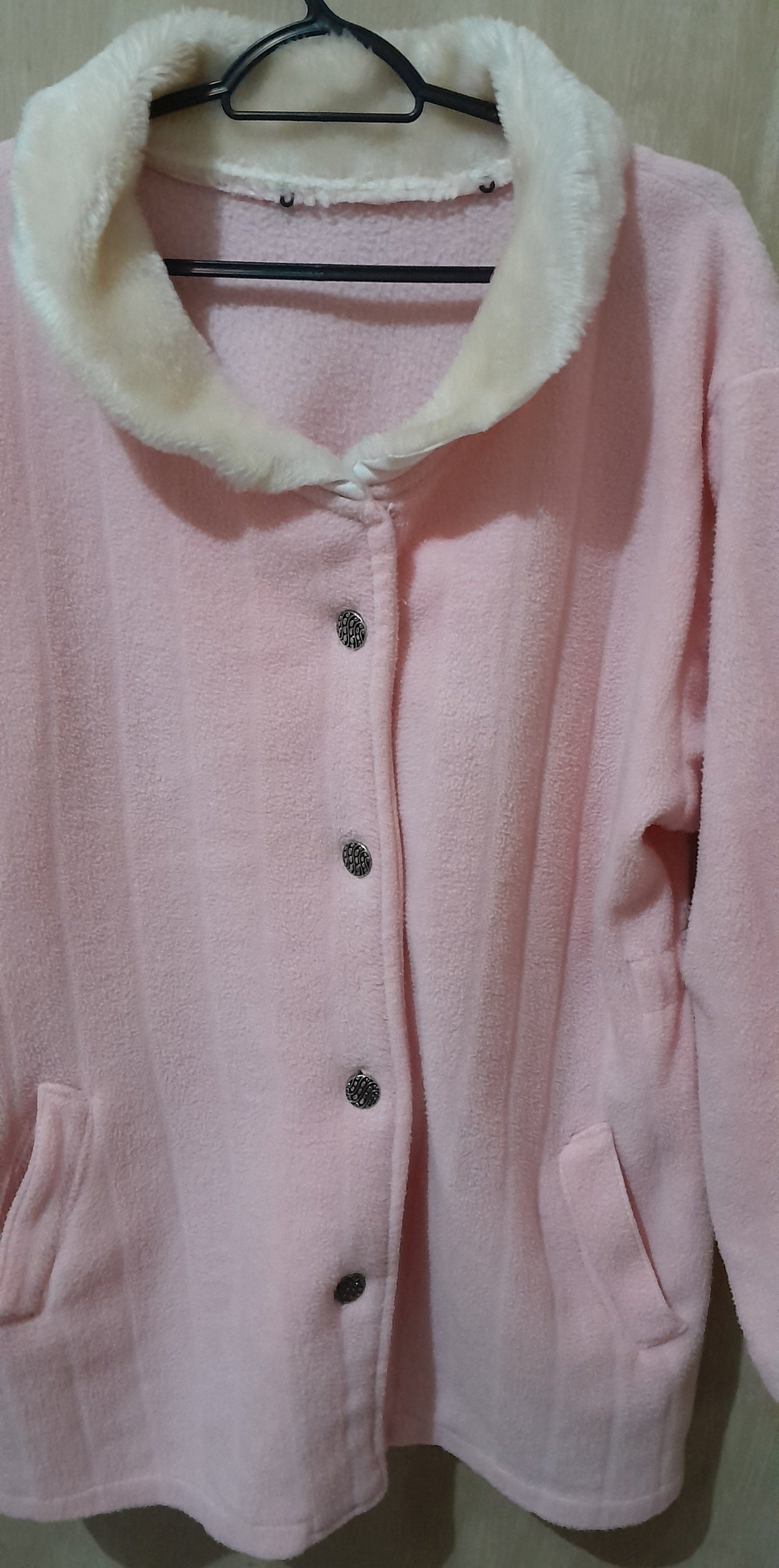 Casaco de Lã Rosa Claro com Gola de Pelinho Branca e Botões Decorativos - Conforto e Elegância G