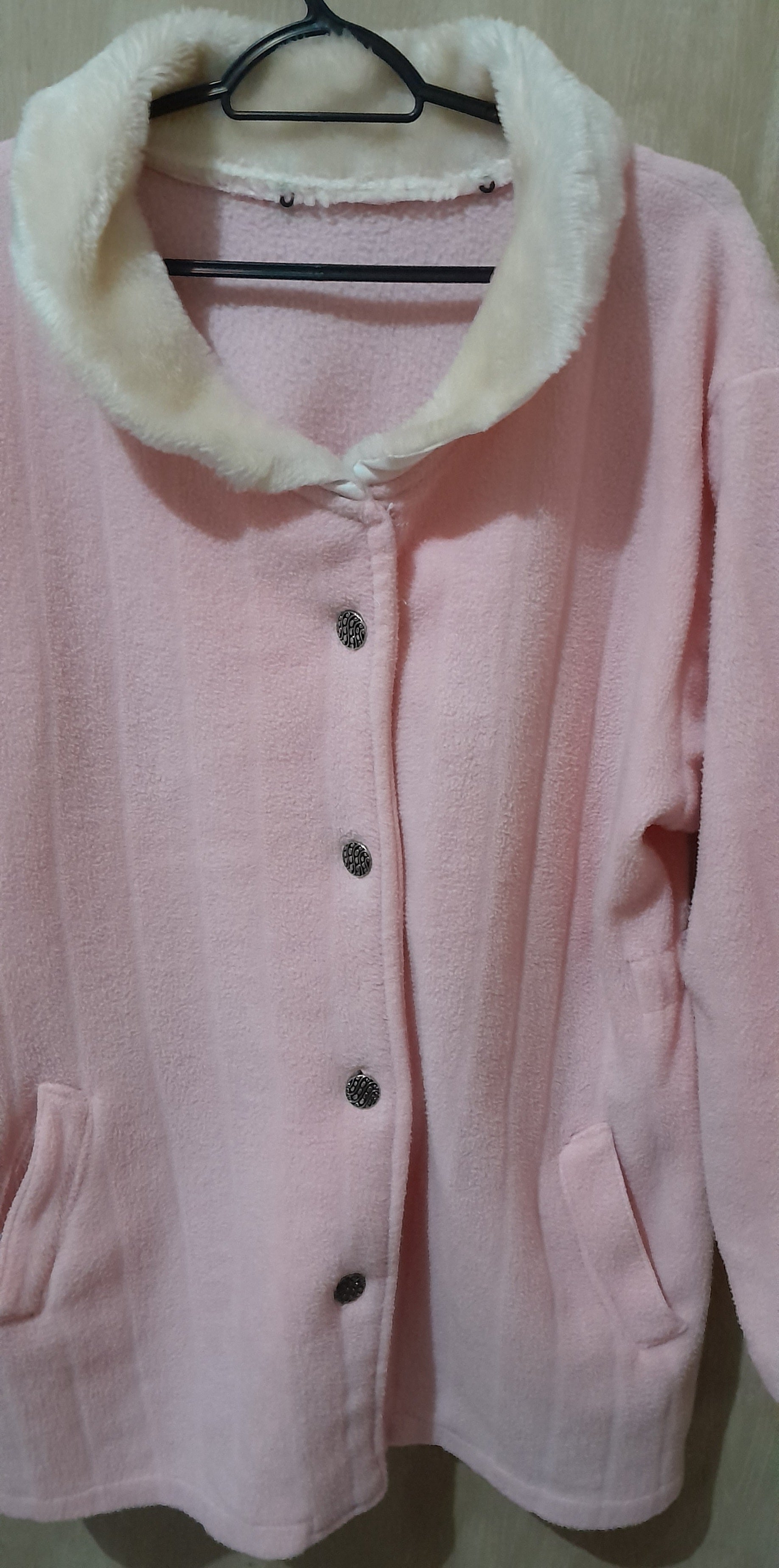 Casaco de Lã Rosa Claro com Gola de Pelinho Branca e Botões Decorativos - Conforto e Elegância G