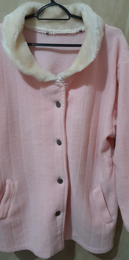 Casaco de Lã Rosa Claro com Gola de Pelinho Branca e Botões Decorativos - Conforto e Elegância G